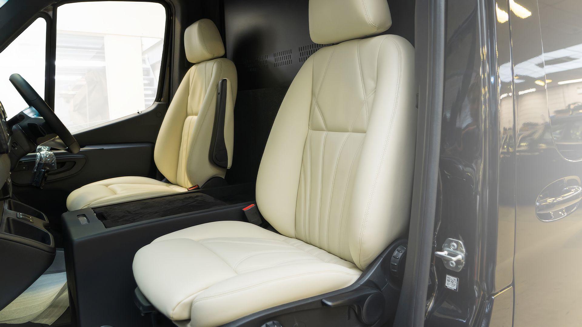Conversão de luxo do Mercedes-Benz Sprinter 2025 por Clive Sutton bancos dianteiros