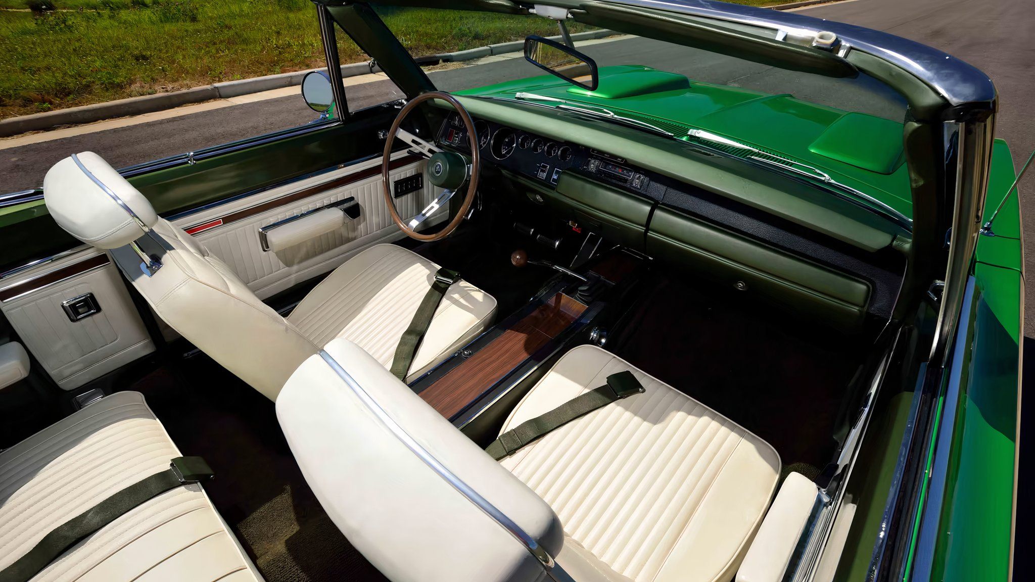Assentos brancos e transmissão manual na cabine do Dodge Hemi Coronet R/T conversível de 1969.