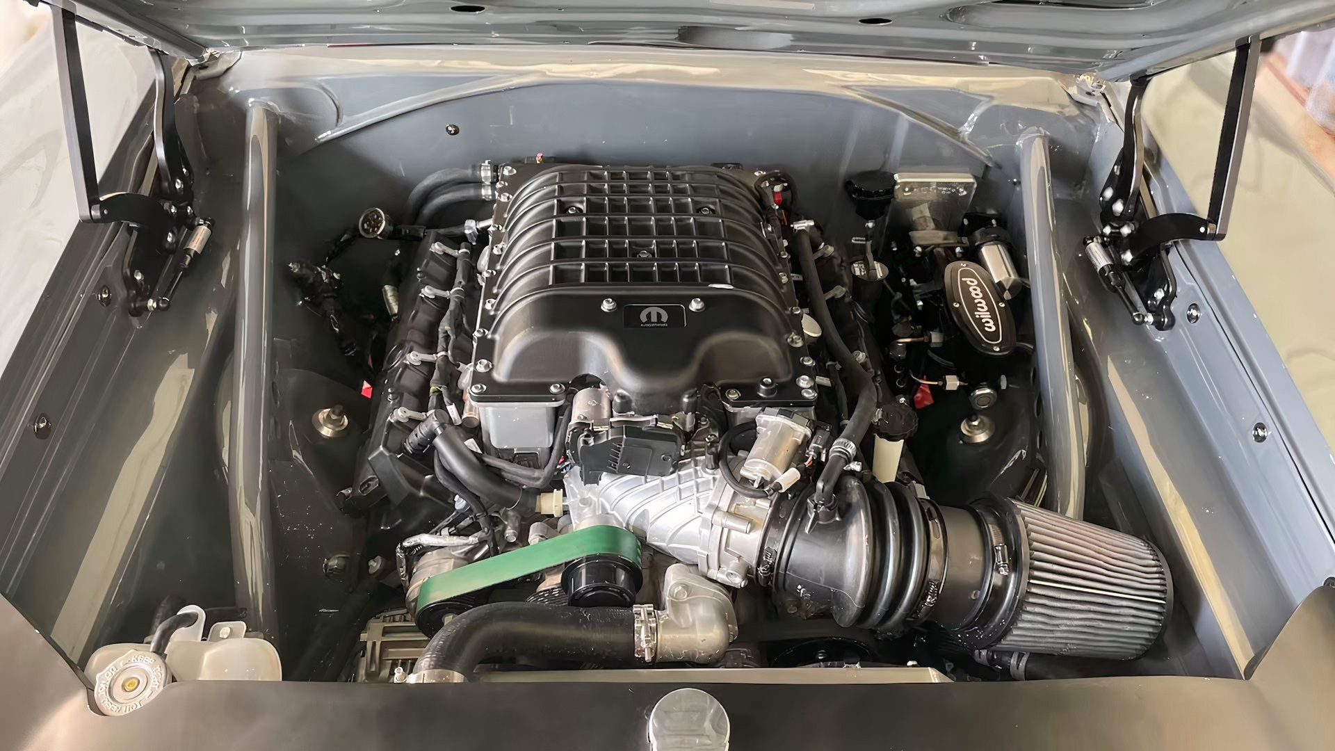 Um motor Hellephant Crate em um Dodge Charger Mecum de 1968 leilões