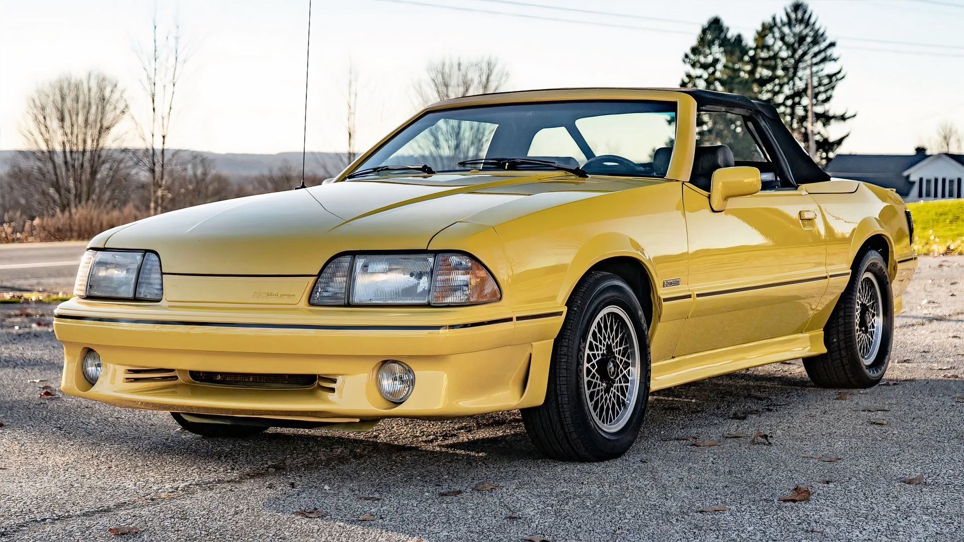 Ford Mustang amarelo ASC McLaren
