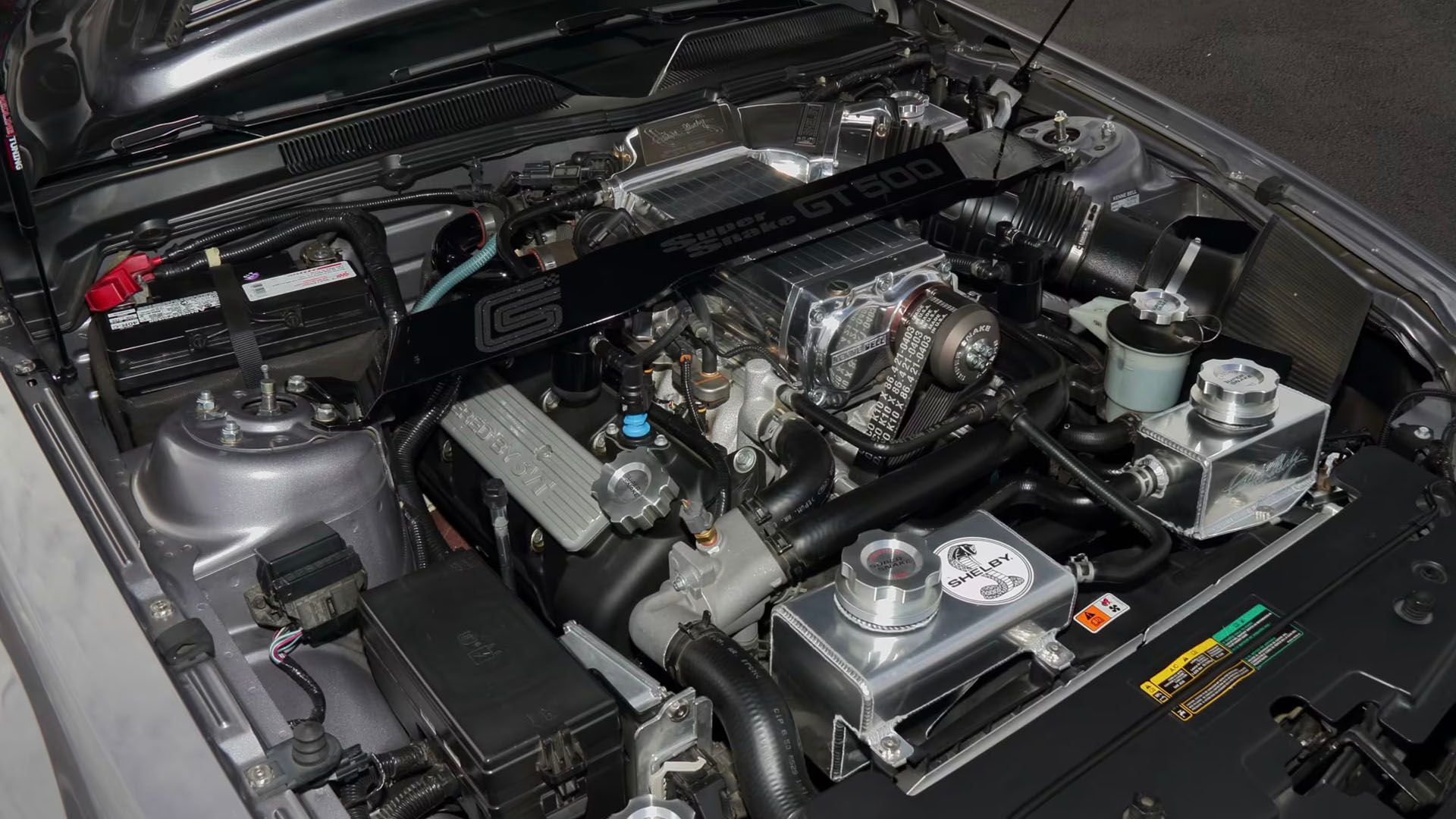 Ford Shelby Mustang GT500 Super Snake 2007 com motor V8 superalimentado