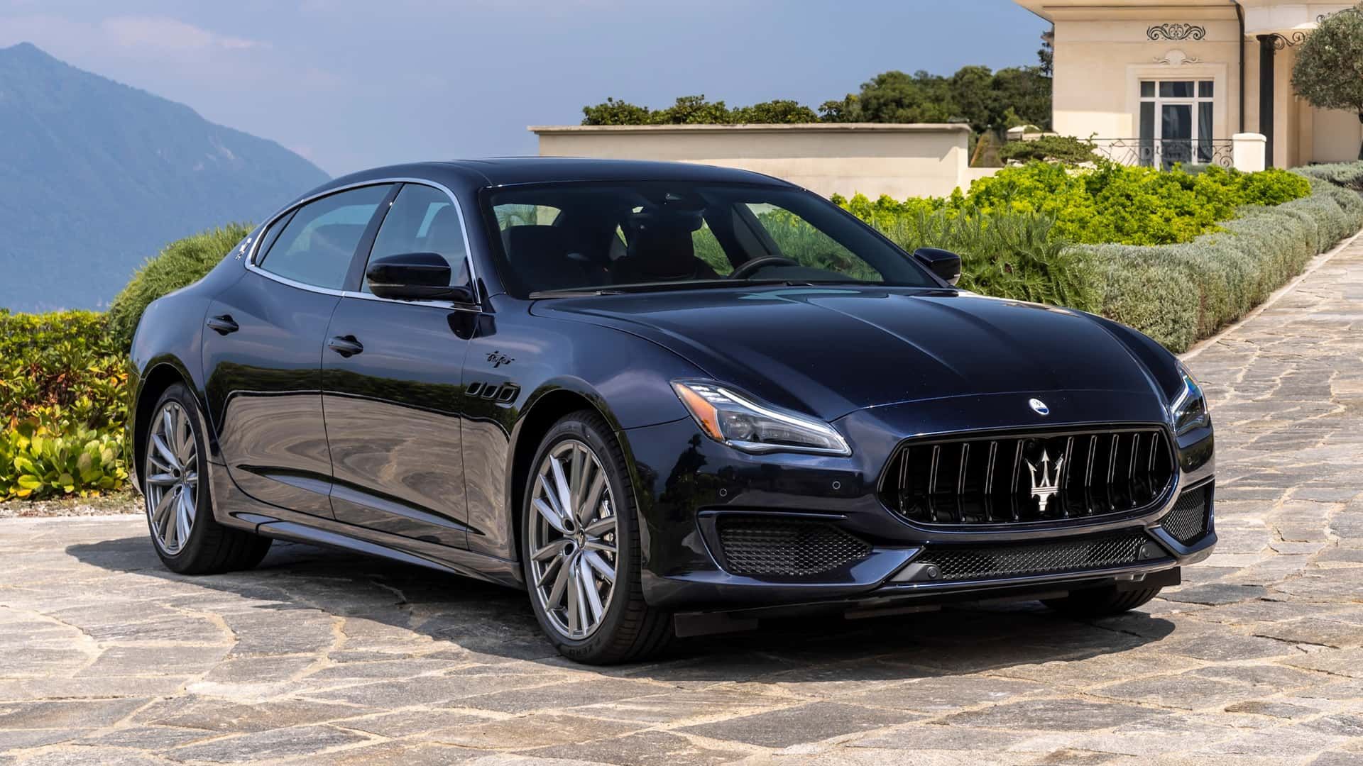 Vista frontal 3/4 do Maserati Quattroporte Gran Finale