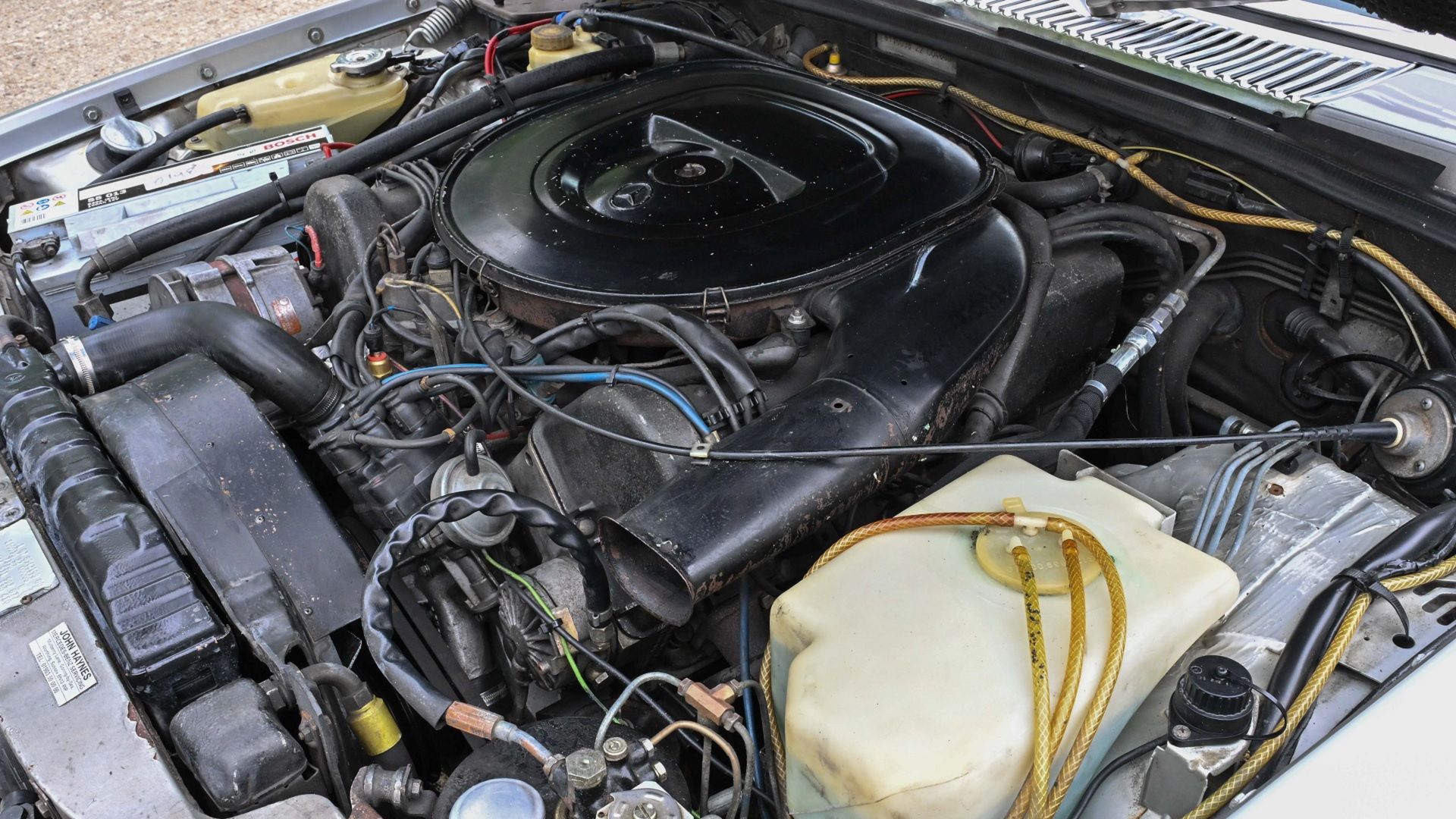 Lado do motor Mercedes M100 V8