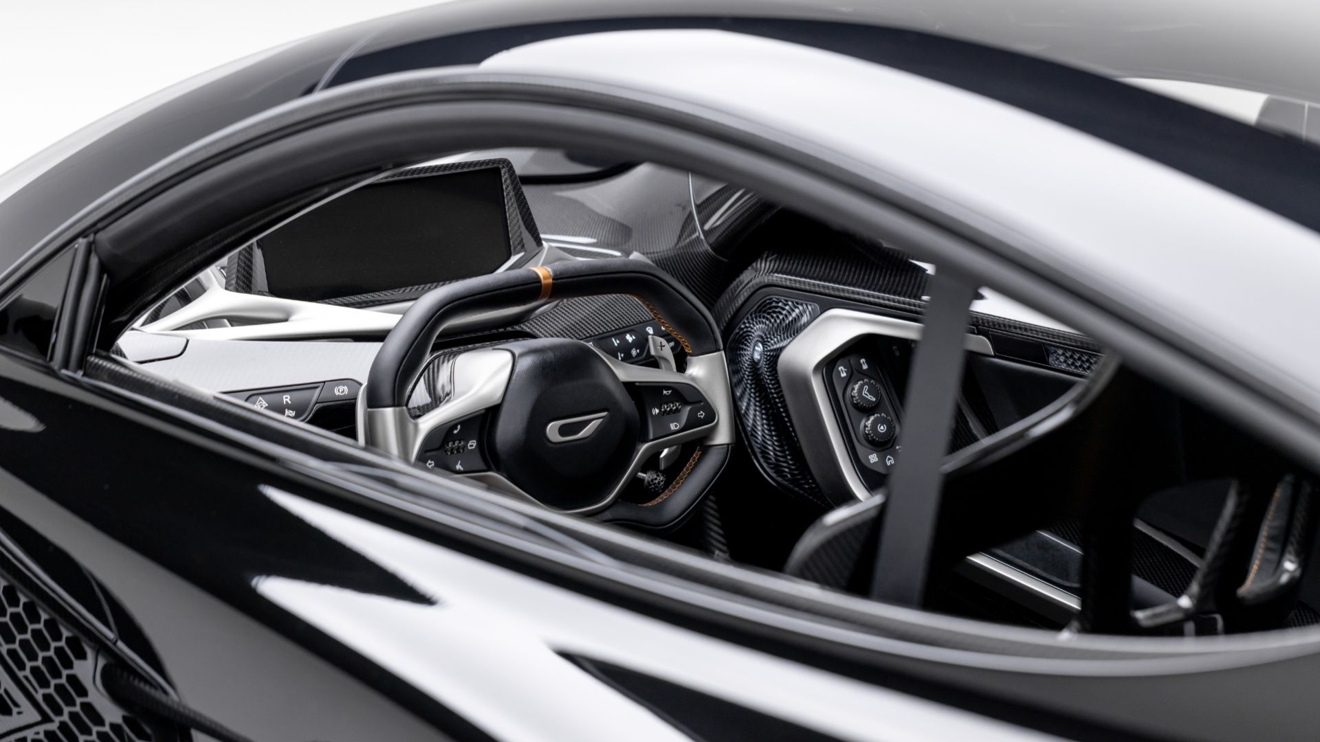Interior do Czinger 21C Blackbird pela janela