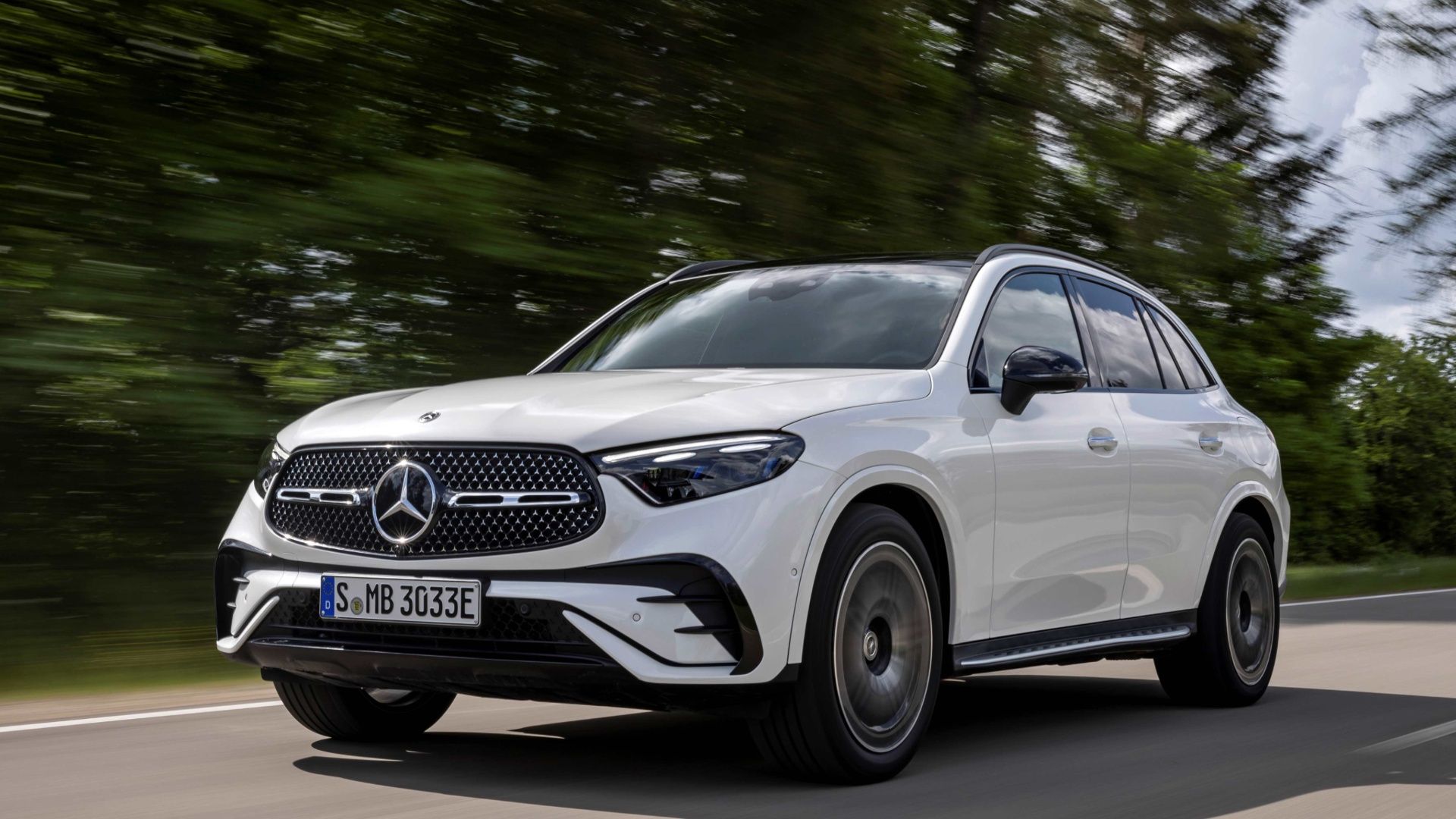 2025 Mercedes-Benz GLC 350e 4MATIC dirigindo na estrada
