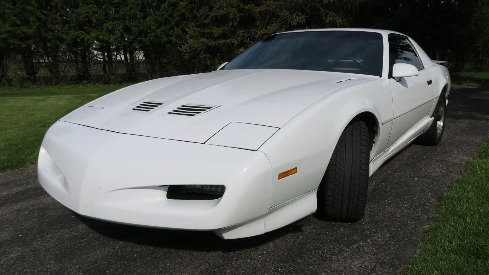 Pontiac Firebird Trans Am 1LE em vista frontal branca do terceiro quarto