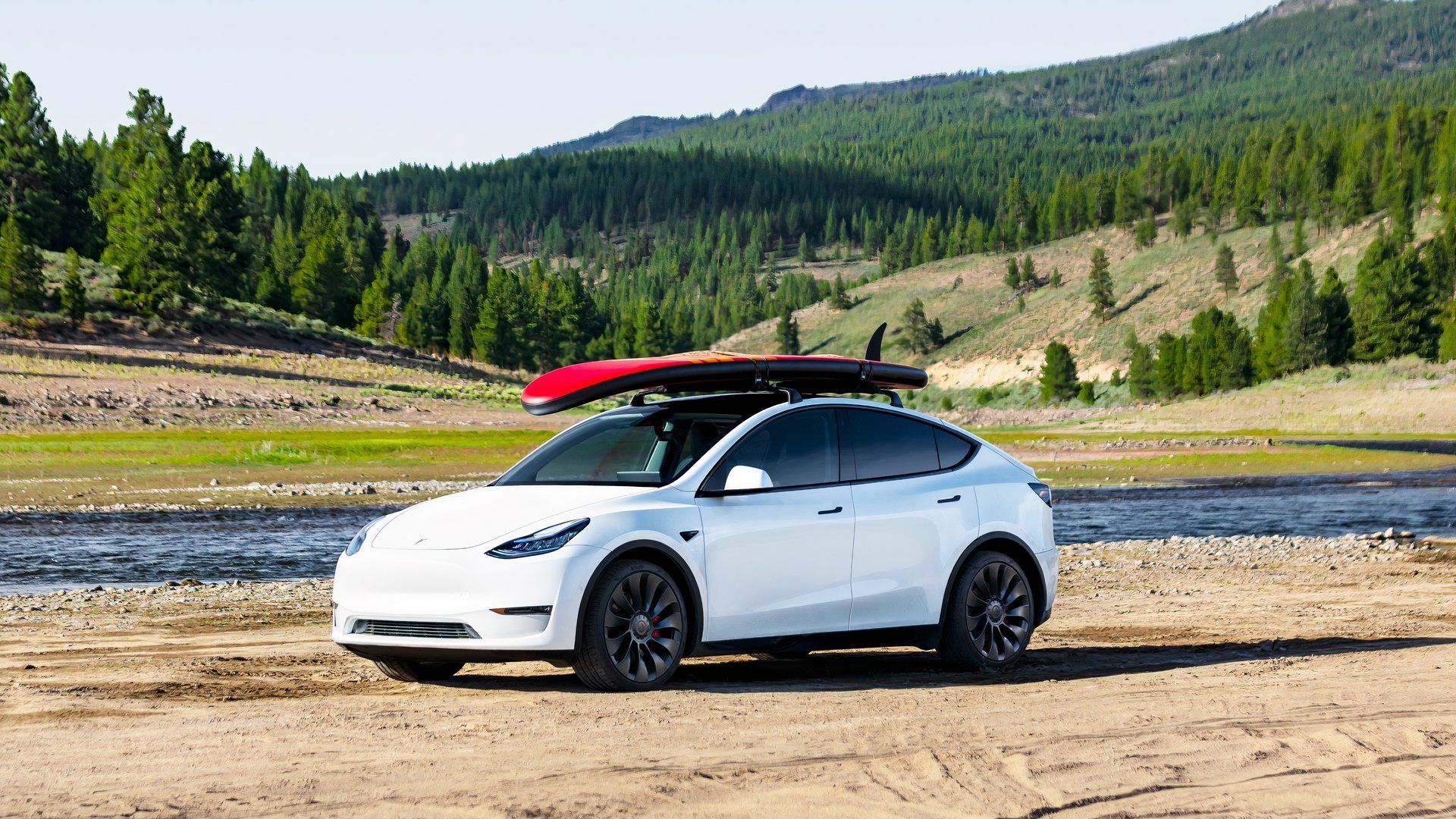 Tesla Model Y estacionado ao ar livre