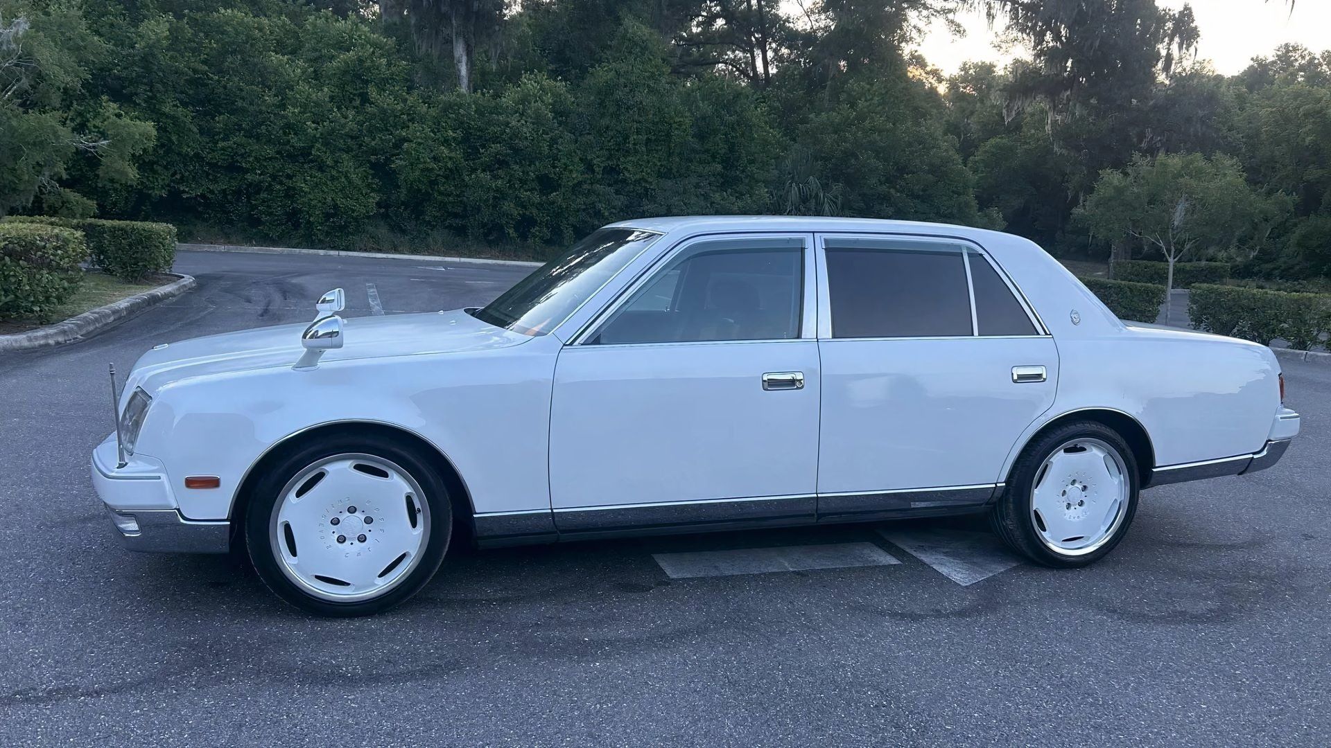 toyota century traz um trailer