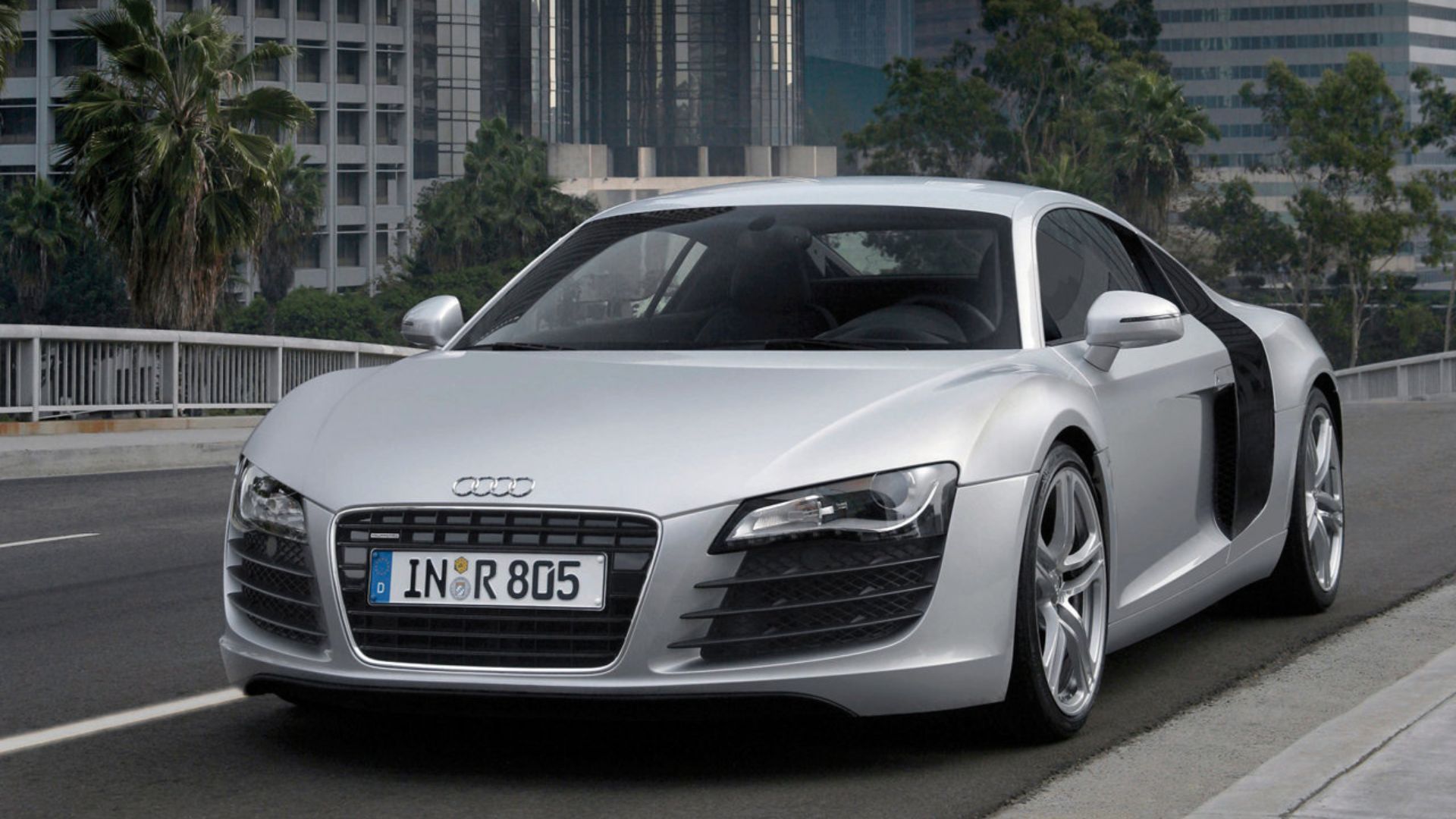 Audi R8 - Ângulo dianteiro 3/4 em prata. 