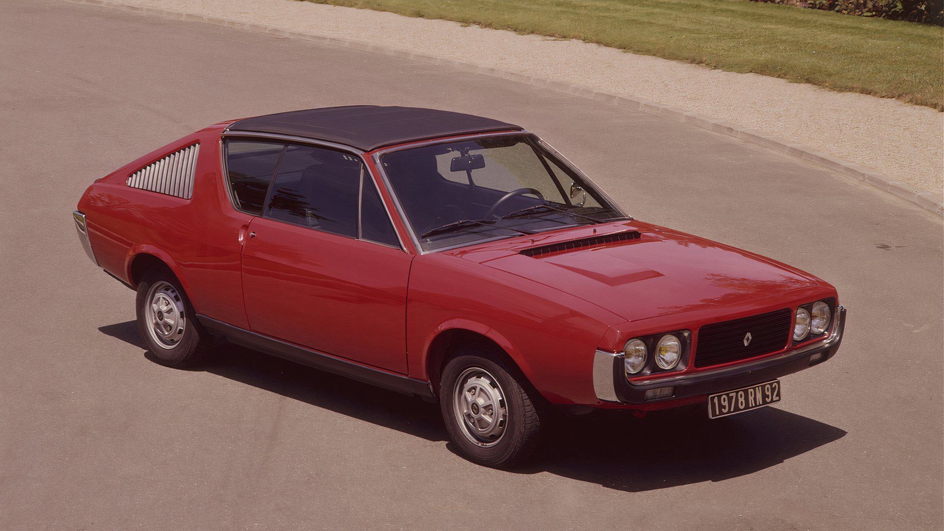 1977 Renault 17 vermelho na estrada