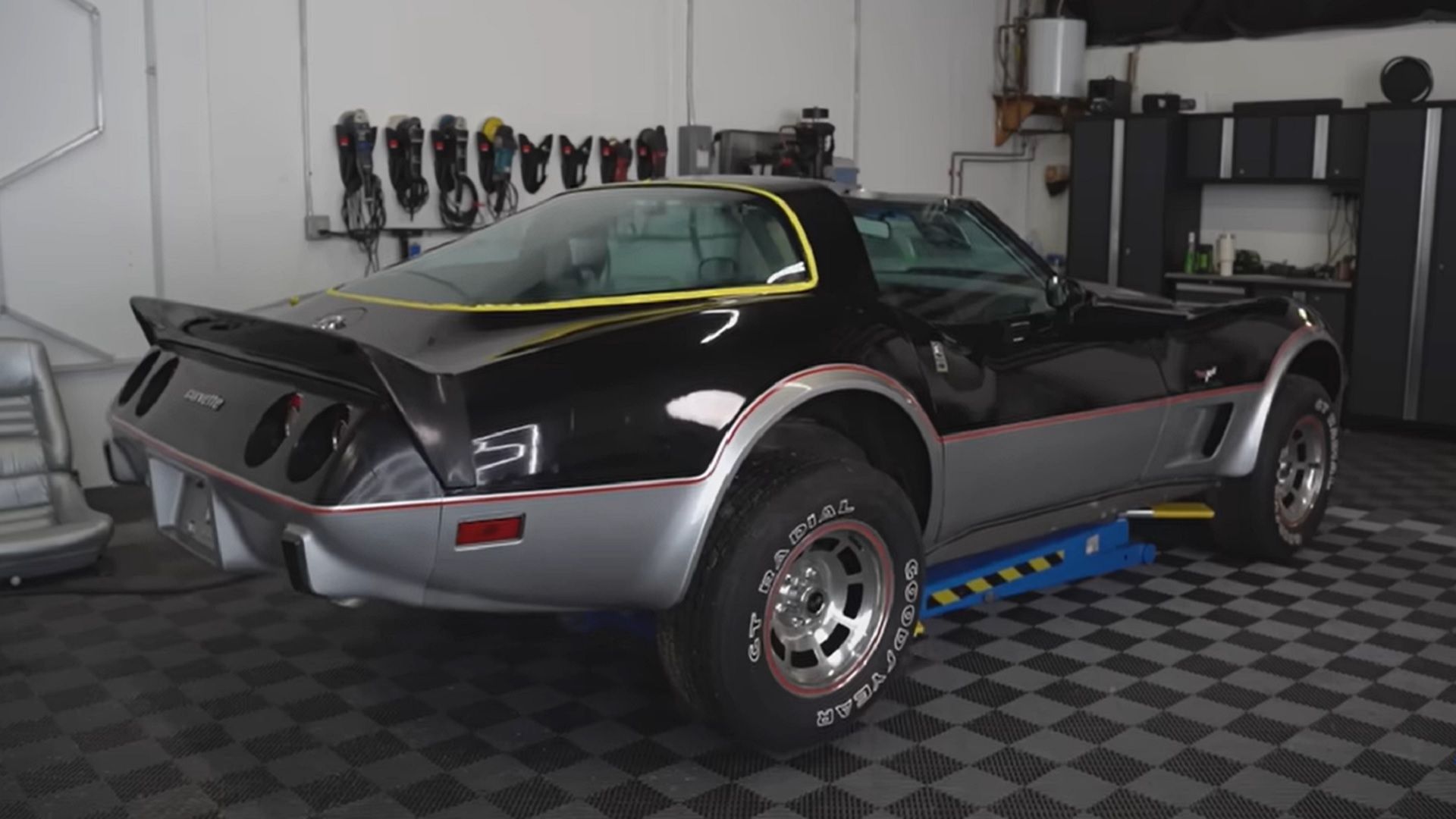 Traseira preta do Corvette C3 Pace Car 1978