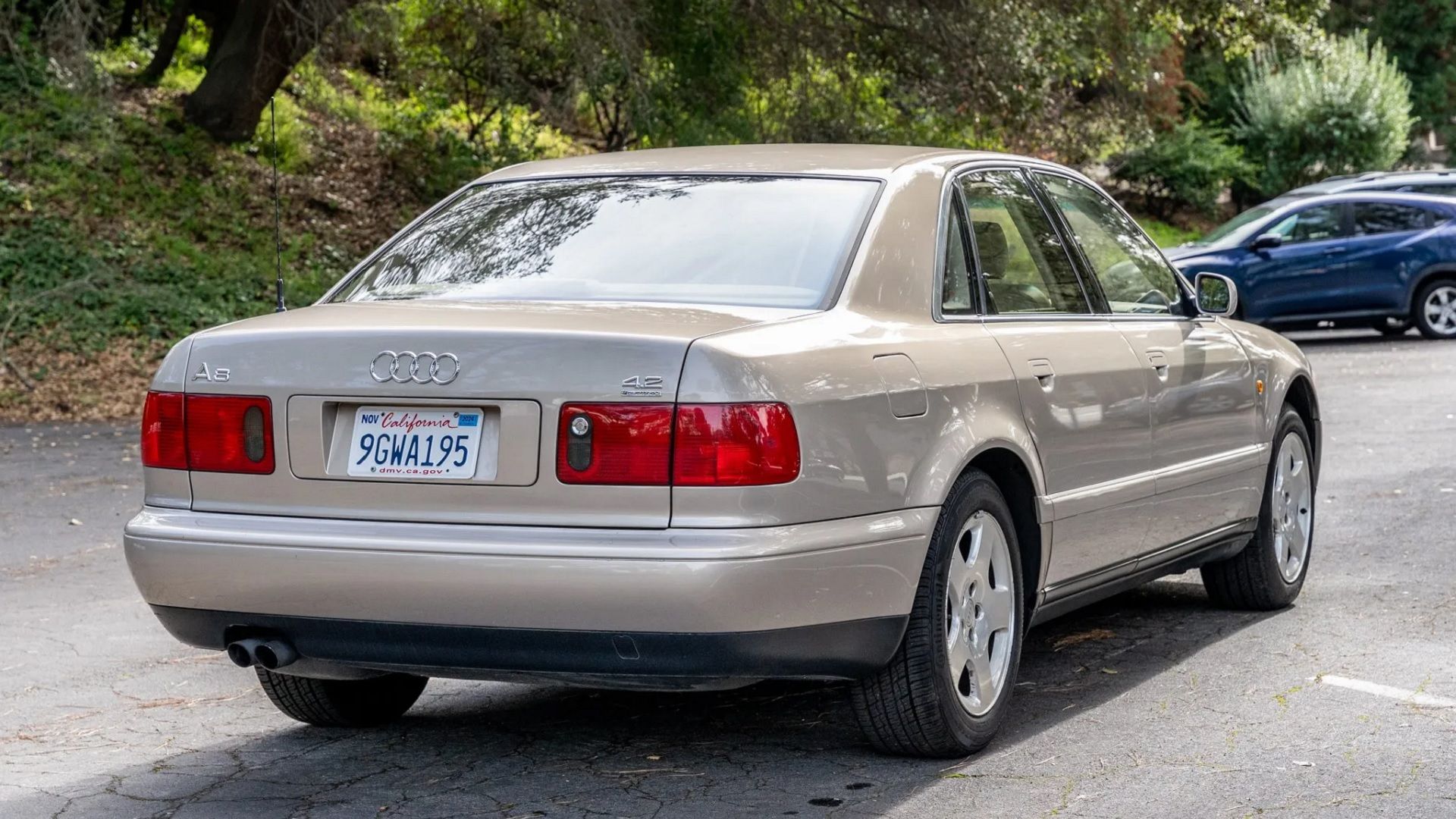 Audi A8 dourado 1997