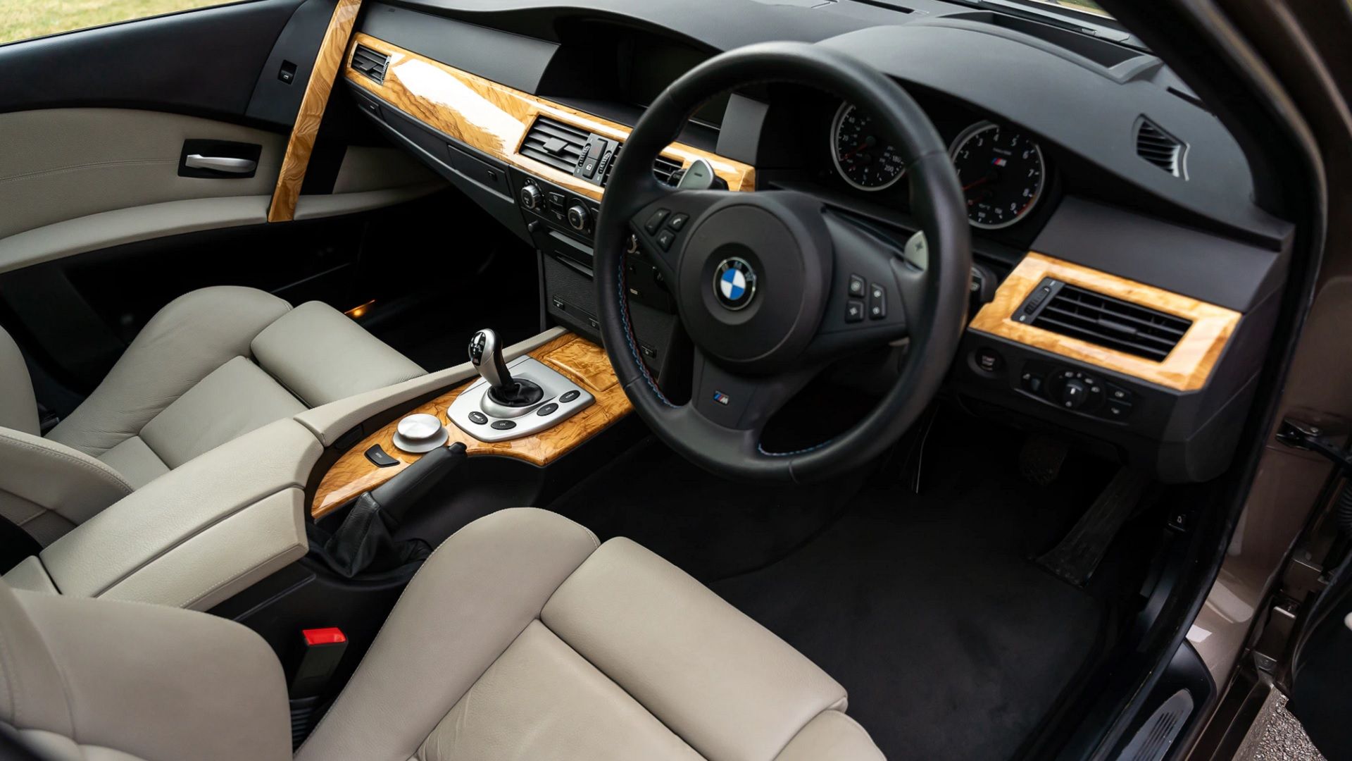 BMW M5 2006 interior creme