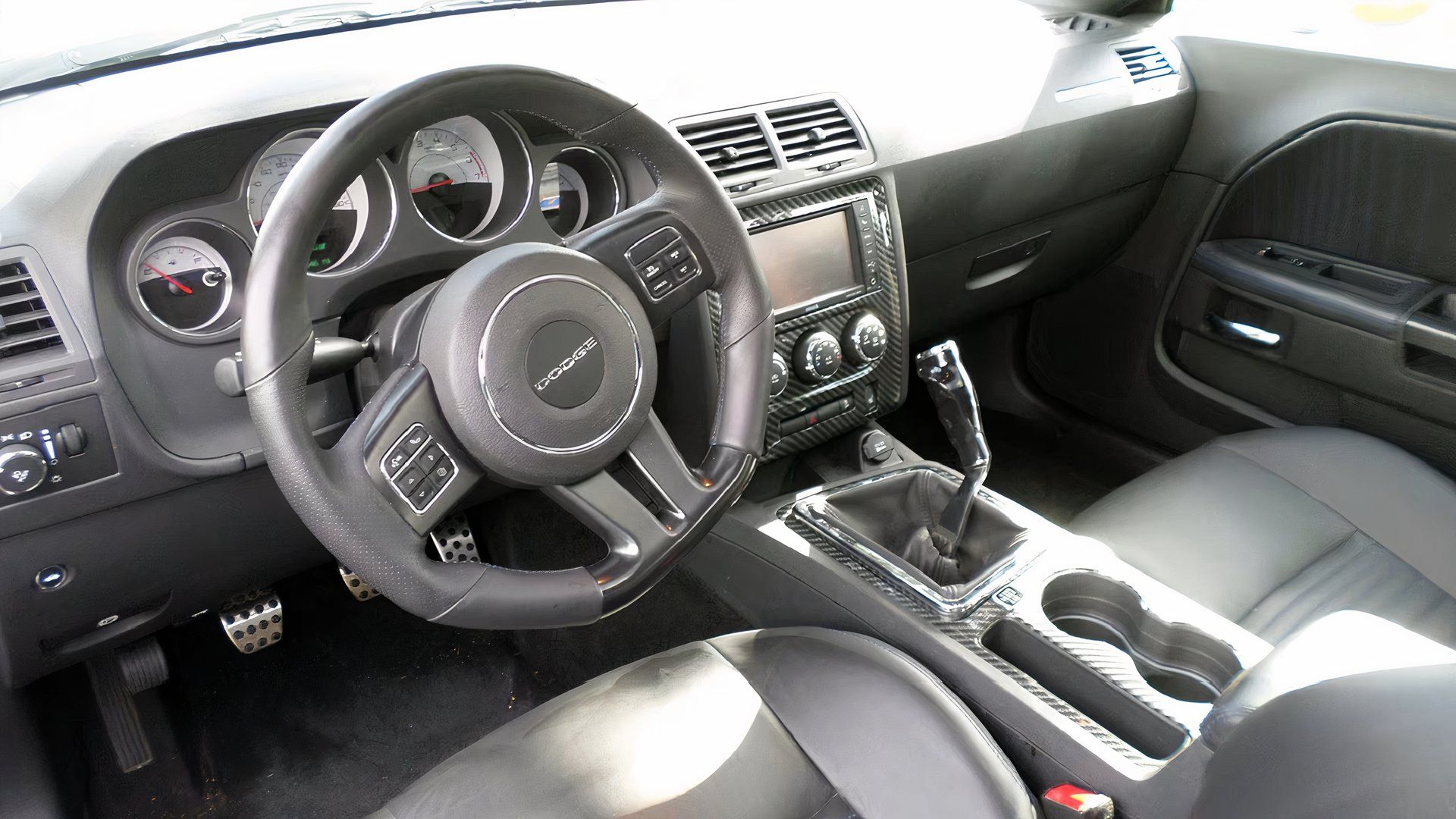 Interior traseiro do Challenger RT 2014