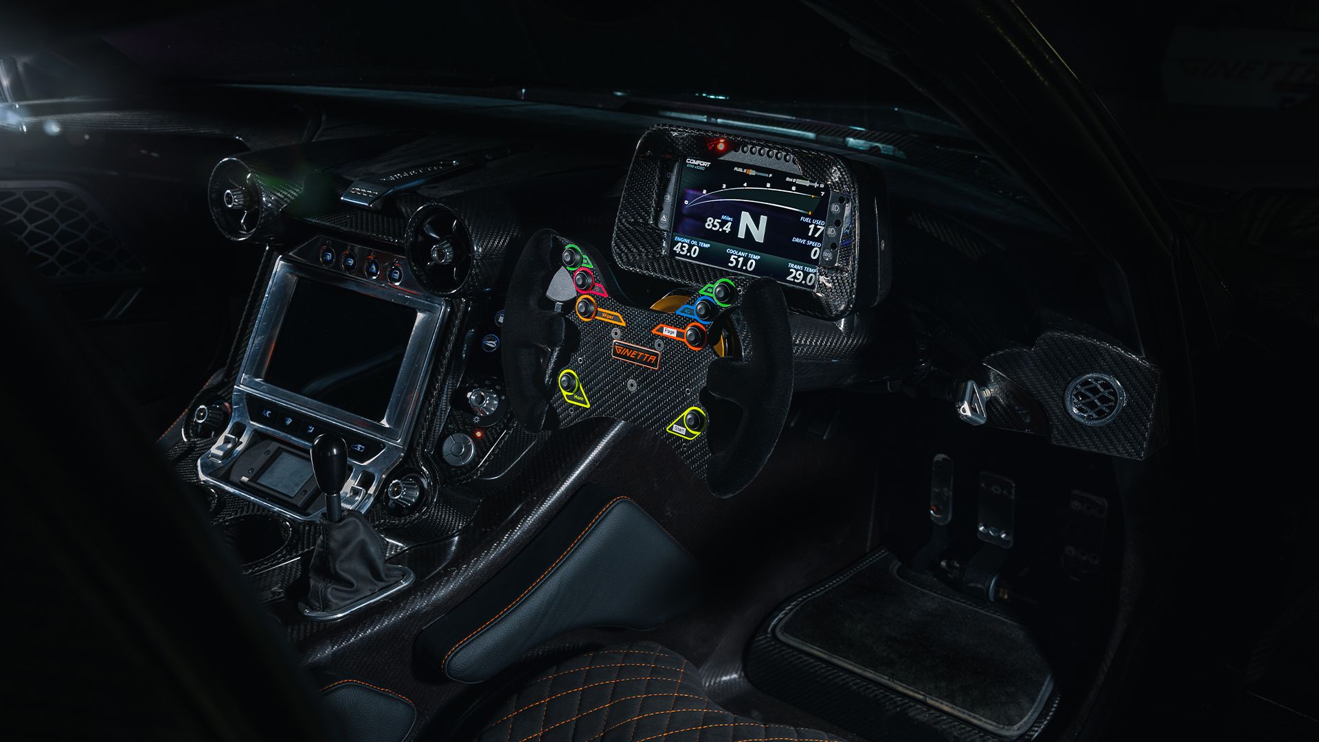 Interior do carro esportivo Ginetta Akula 2024