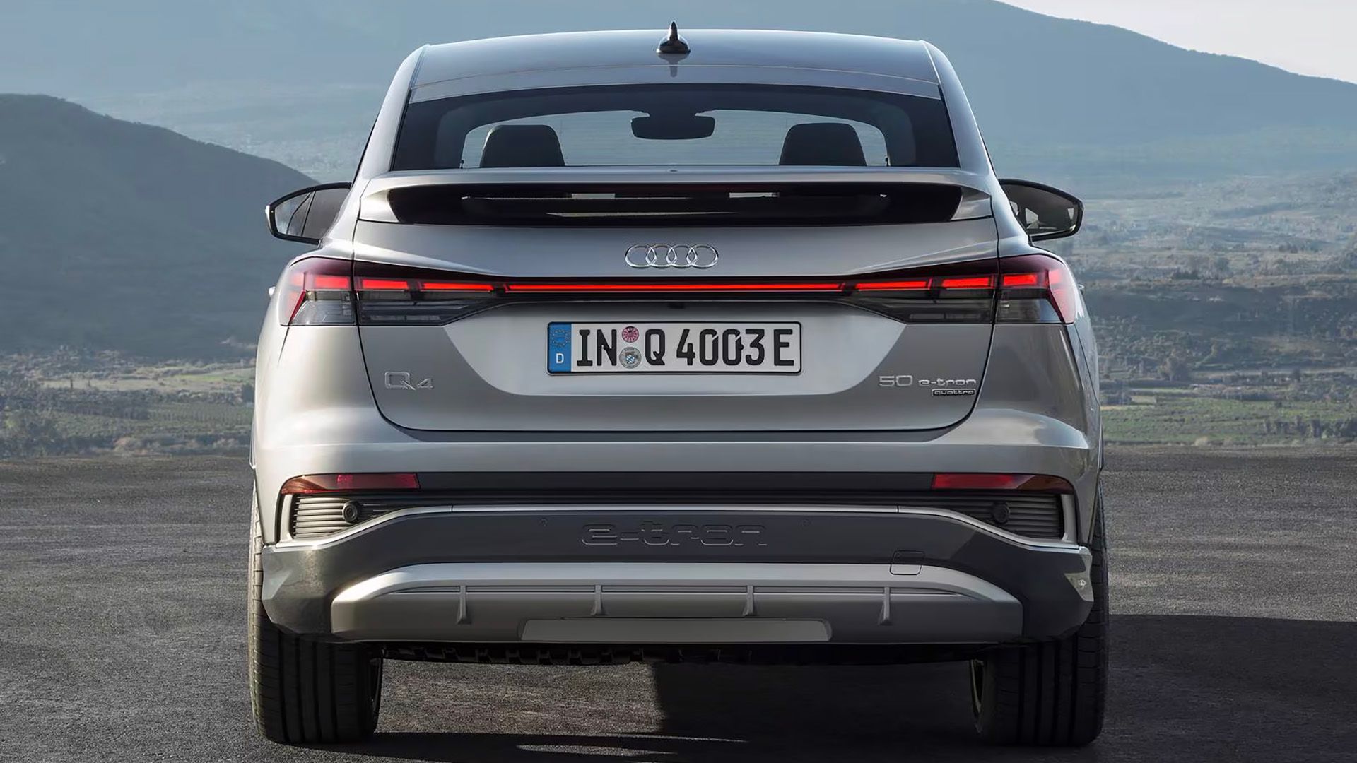 Uma foto da tampa traseira de um Audi Q8 e-tron Sportback 2023