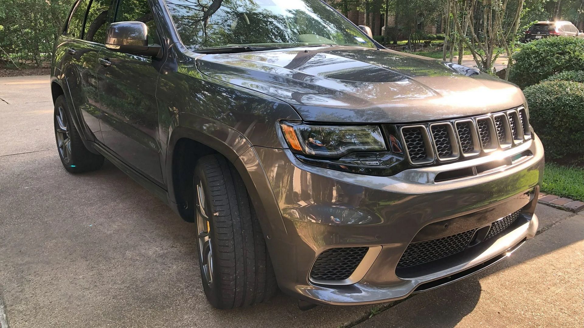 Quarto dianteiro cinza Hennessey Grand Cherokee HPE1200