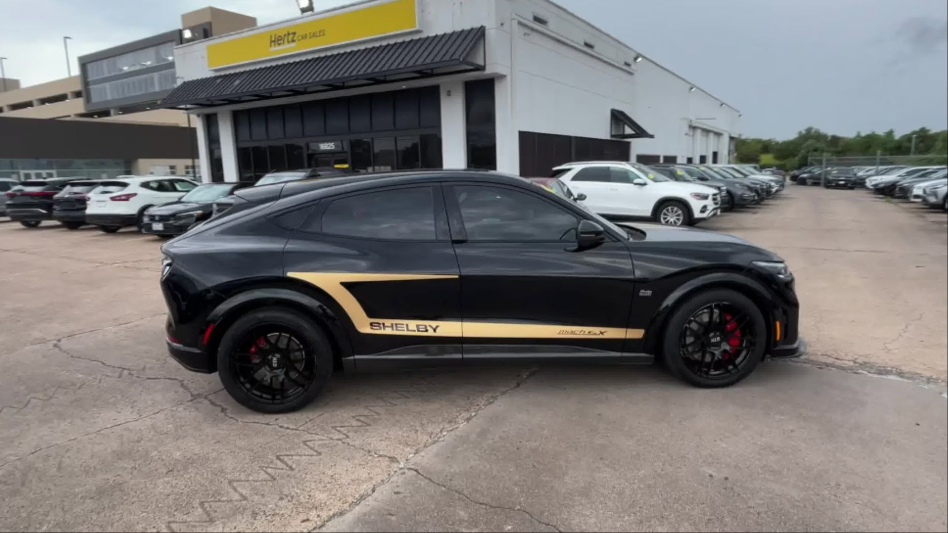 Hertz Shelby Ford Mustang Mach-E GT EVs no estacionamento
