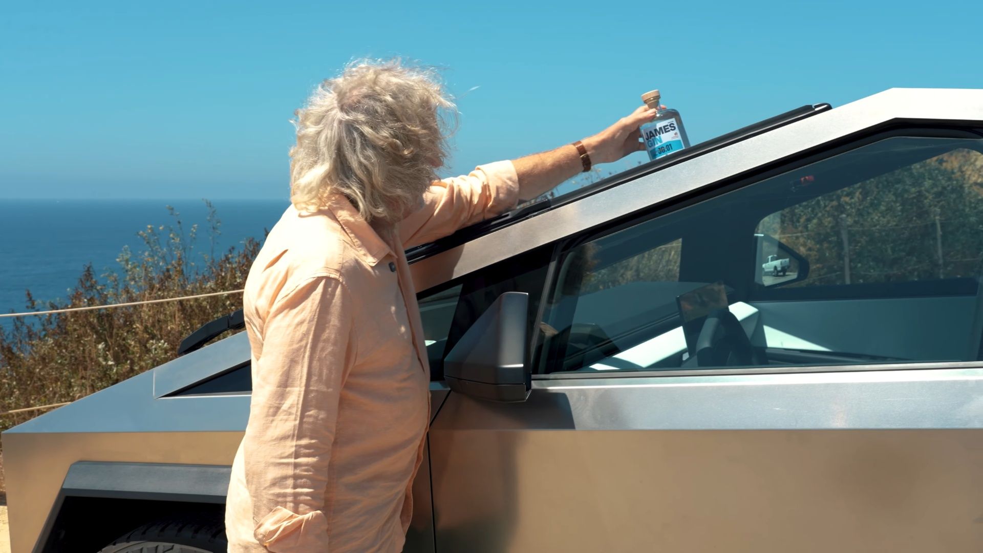 James May coloca seu gim no Tesla Cybertruck