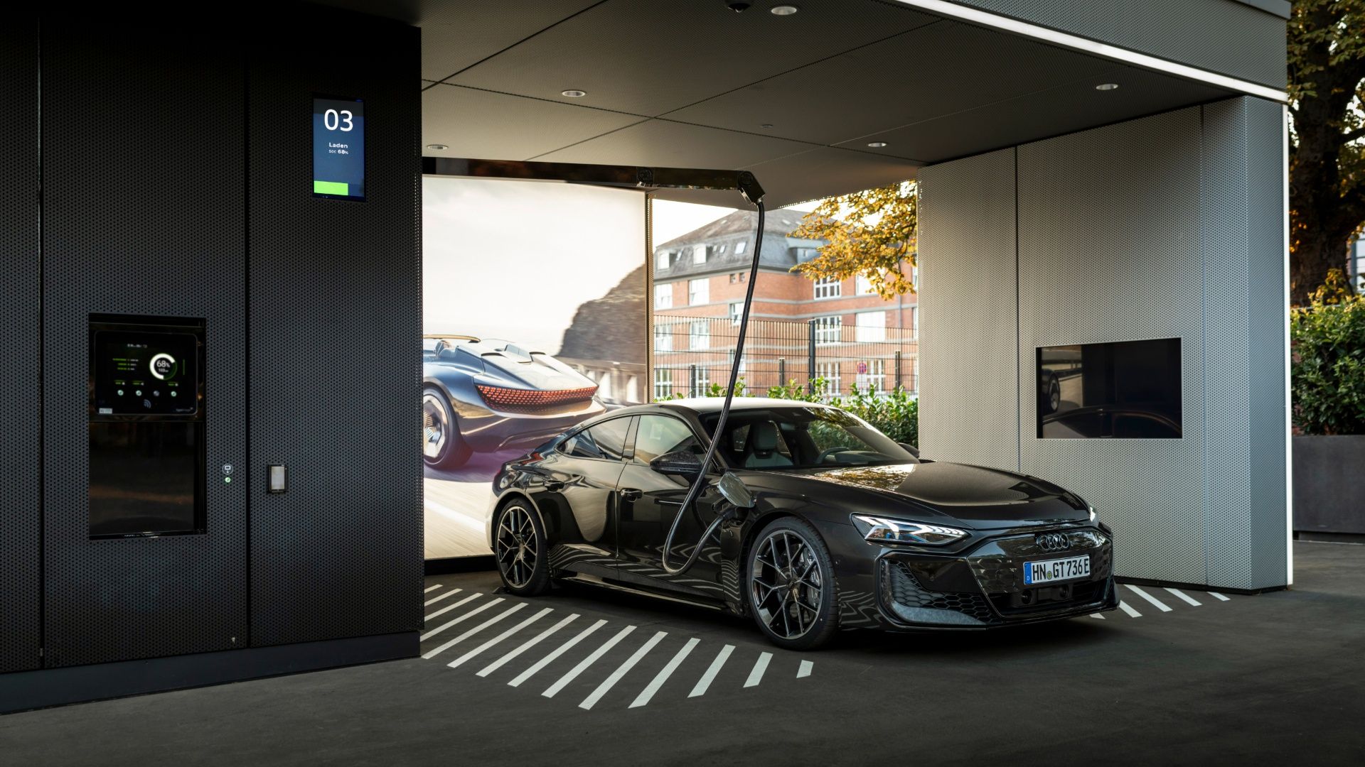 Carregamento de desempenho do Audi RS e-tron GT perto de um edifício