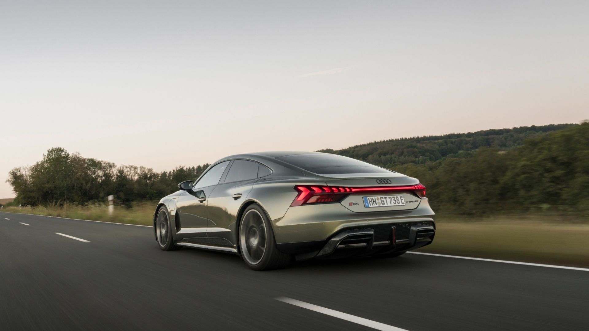 Audi RS e-tron GT desempenho traseiro em uma rodovia