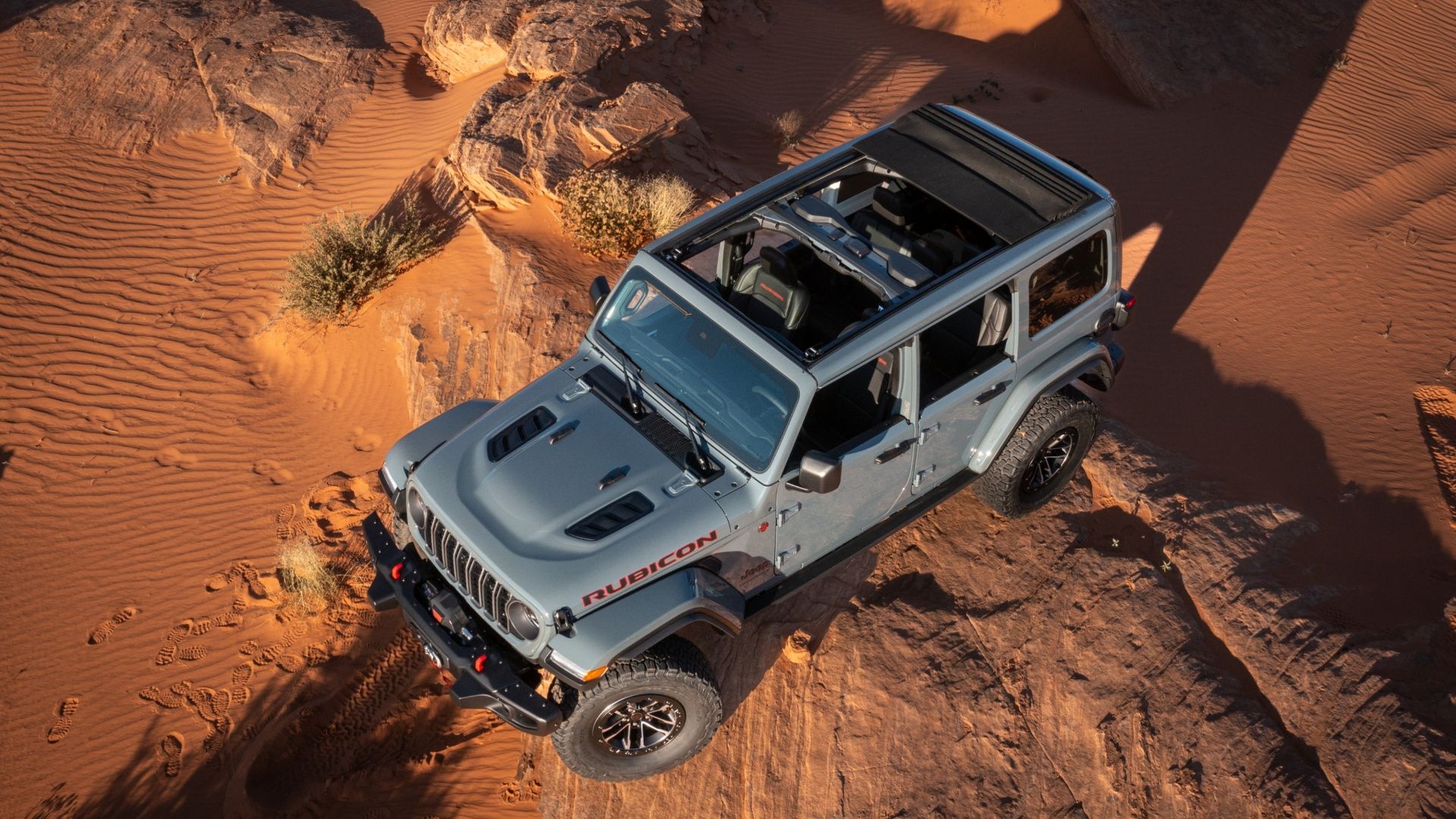 Jeep Wrangler 2025 com a capota aberta