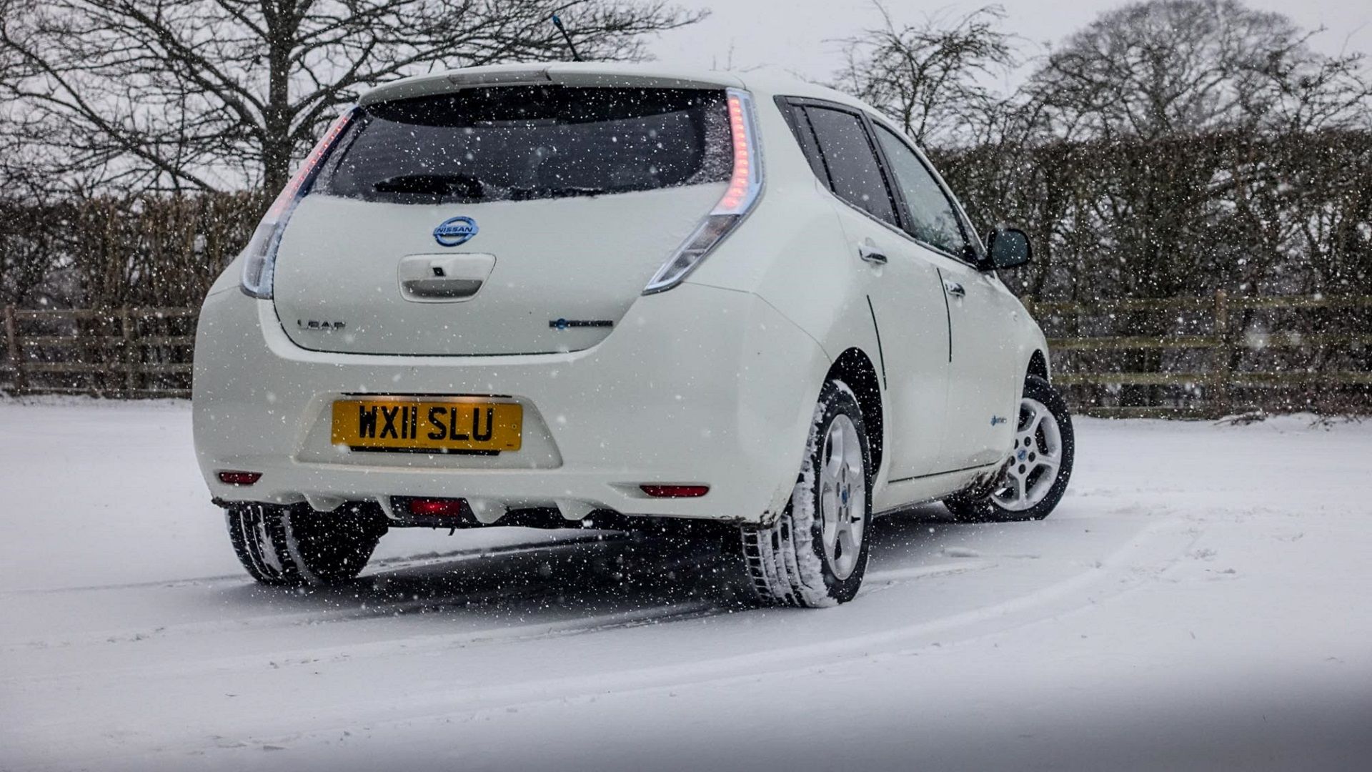 Nissan Leaf branco na neve