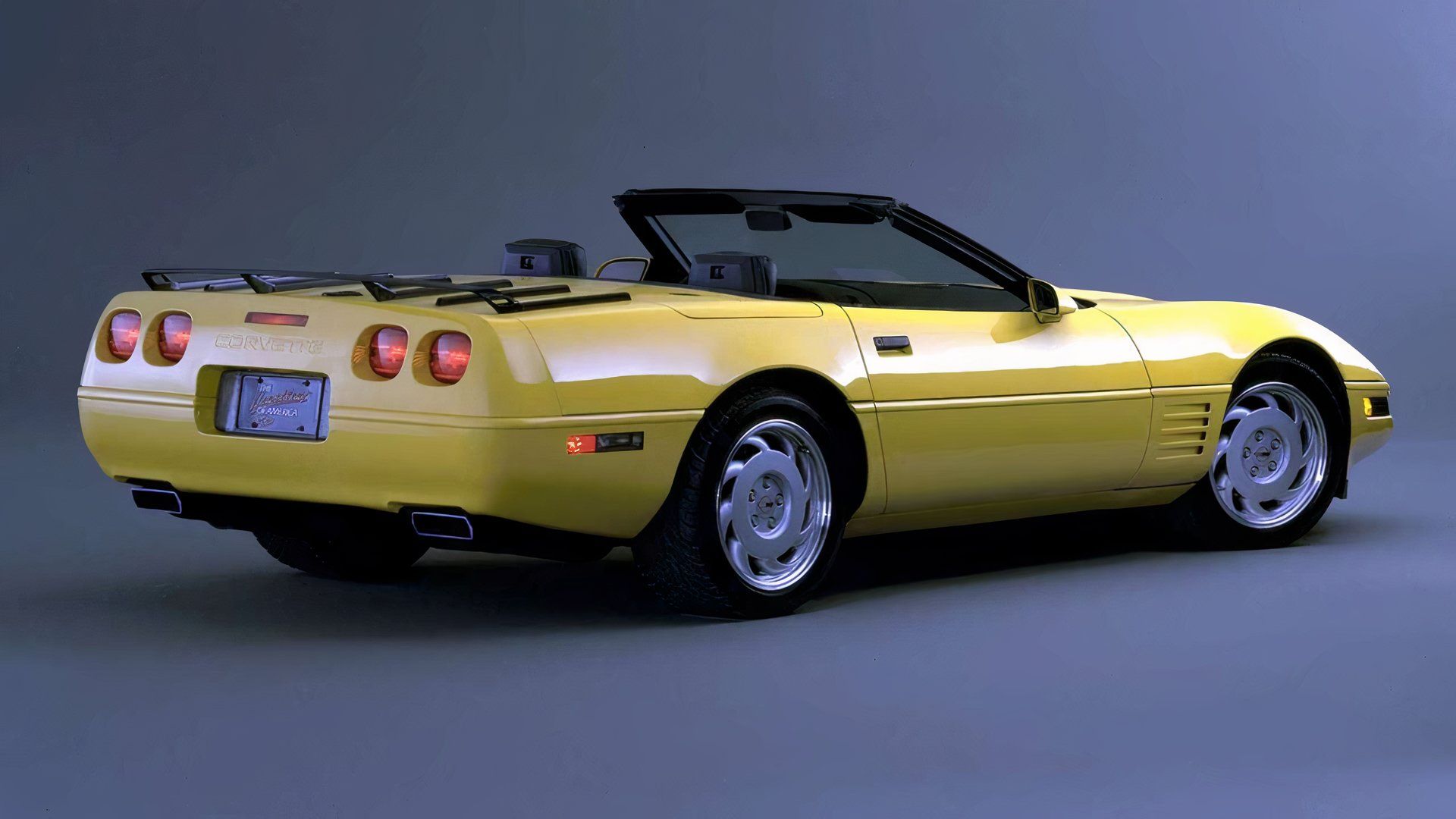 Chevrolet Corvette conversível 1983, vista traseira, amarelo