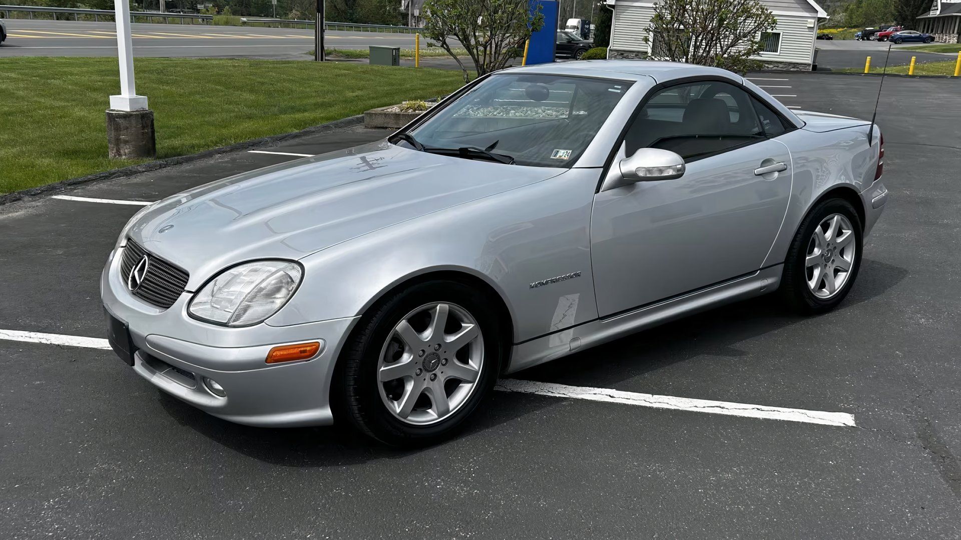 2001 Mercedes-Benz SLK 230, vista frontal, prata