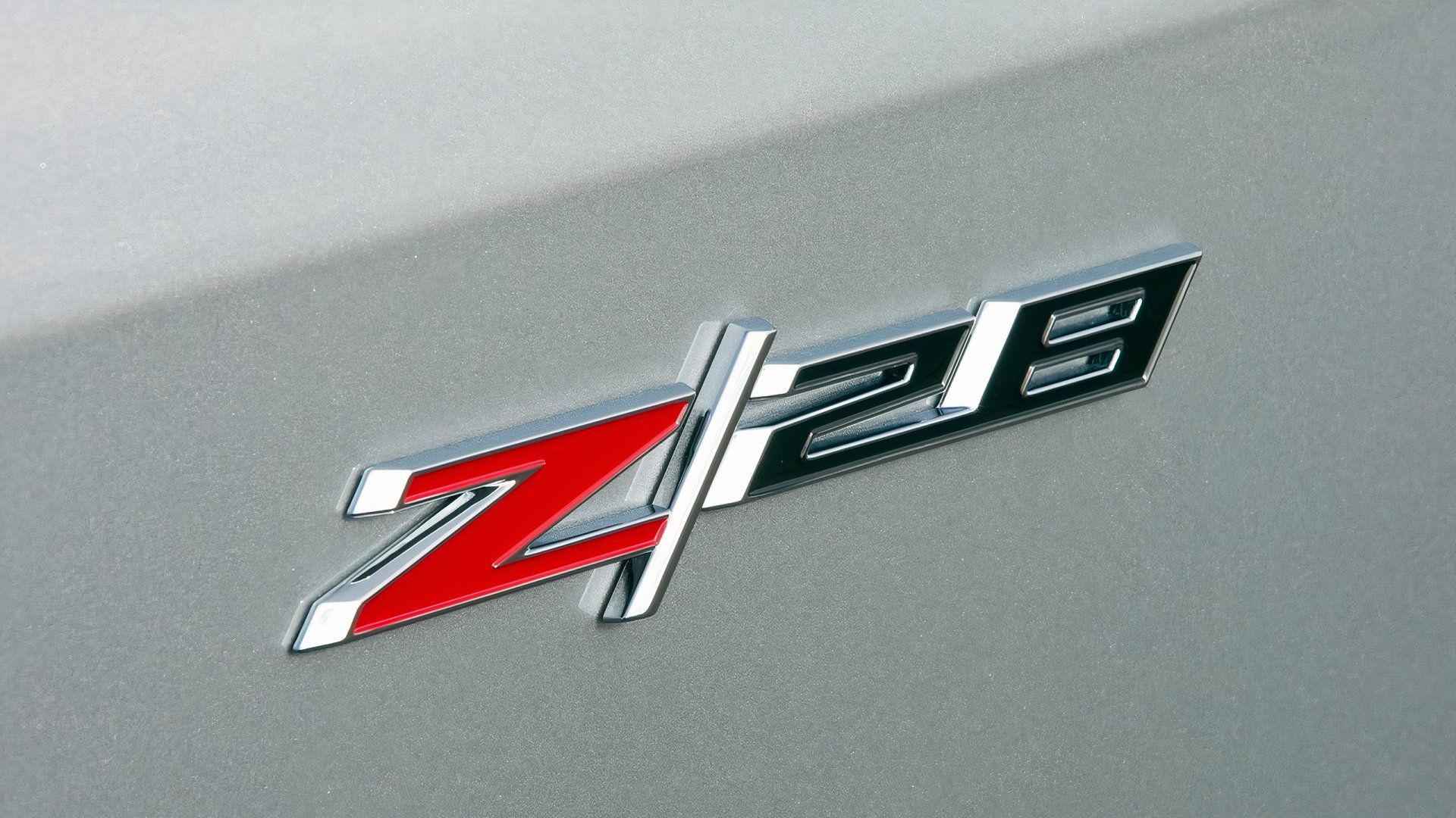 Emblema Chevrolet Z28, close-up em fundo prateado