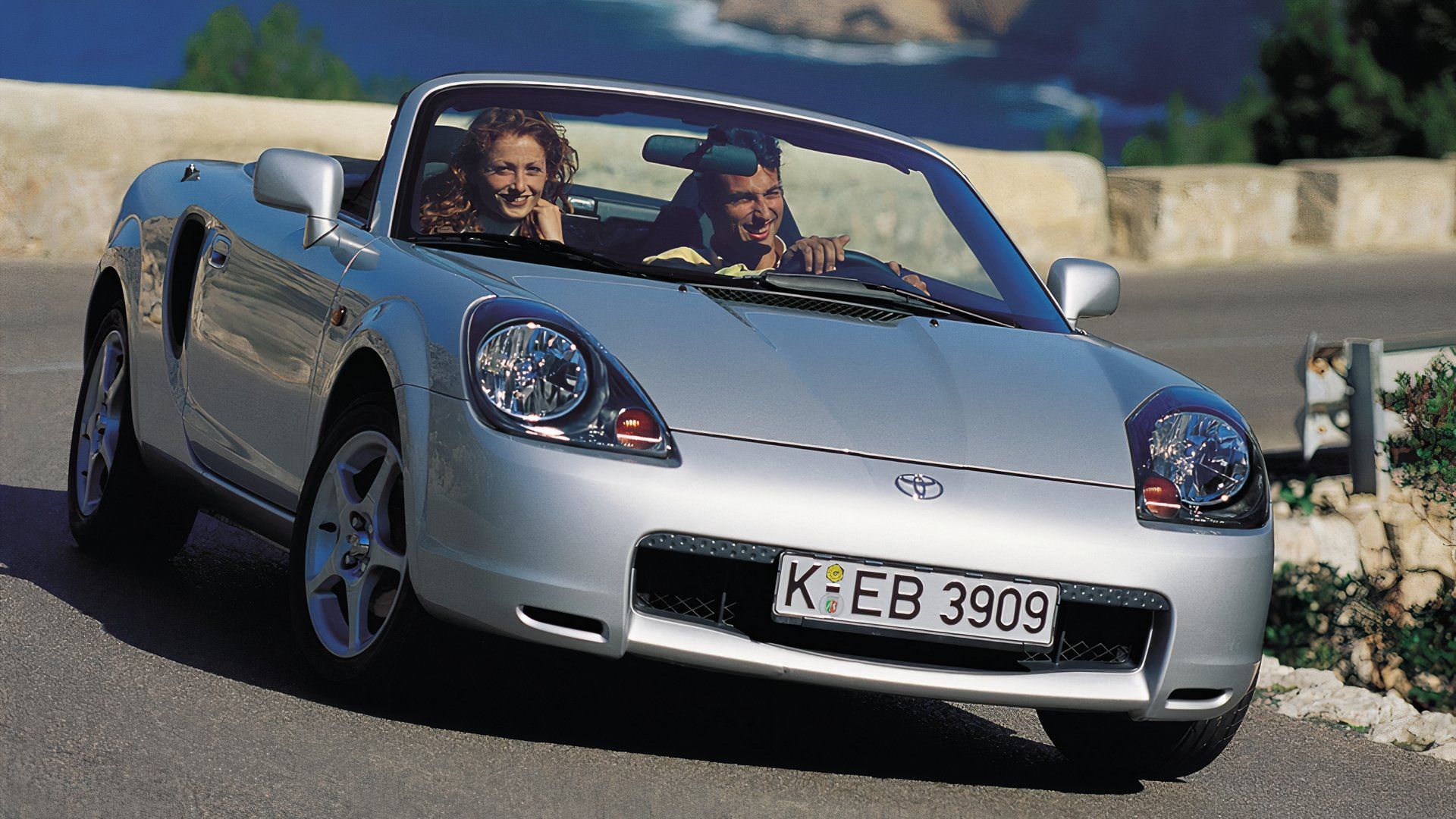 Toyota MR2 Spyder 2000, vista frontal, casal dentro, prata