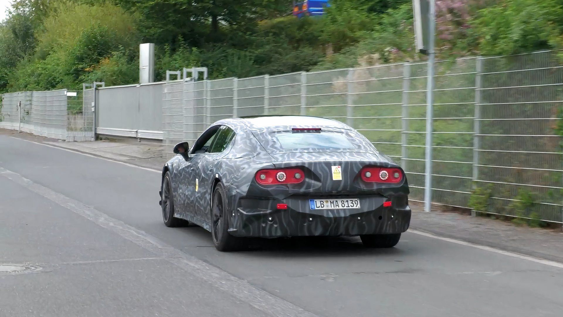 2025 Mercedes AMG GT 4Door EV testes em estradas públicas