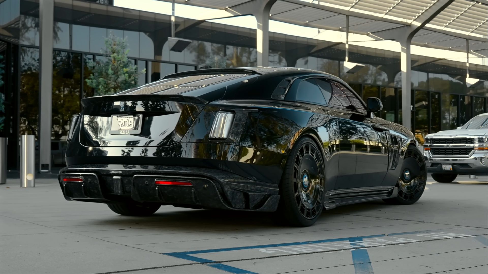 Mansory Rolls-Royce Spectre por RDB LA back-end