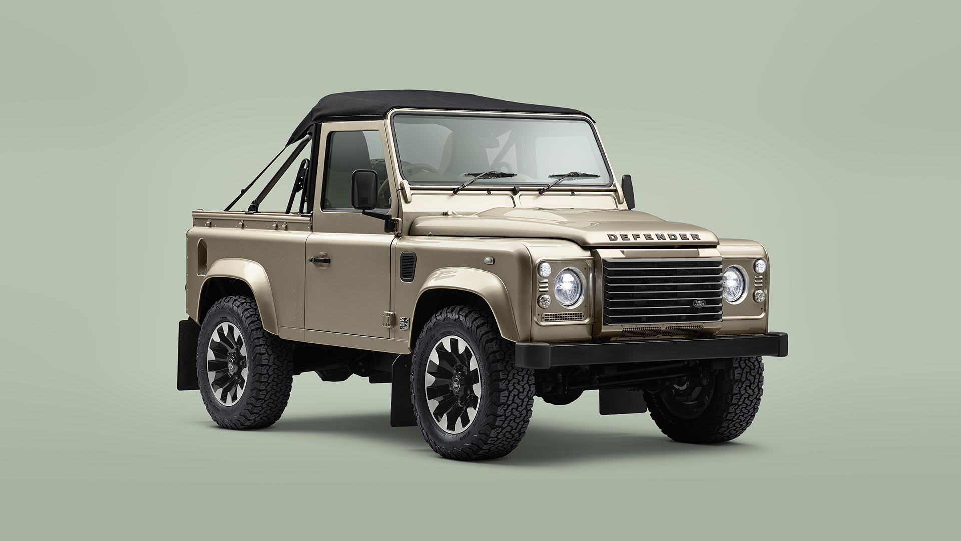 1326_SC_HP_LRCLASSIC_V8_SOFTTOP_HERO_03_Front34_v3a