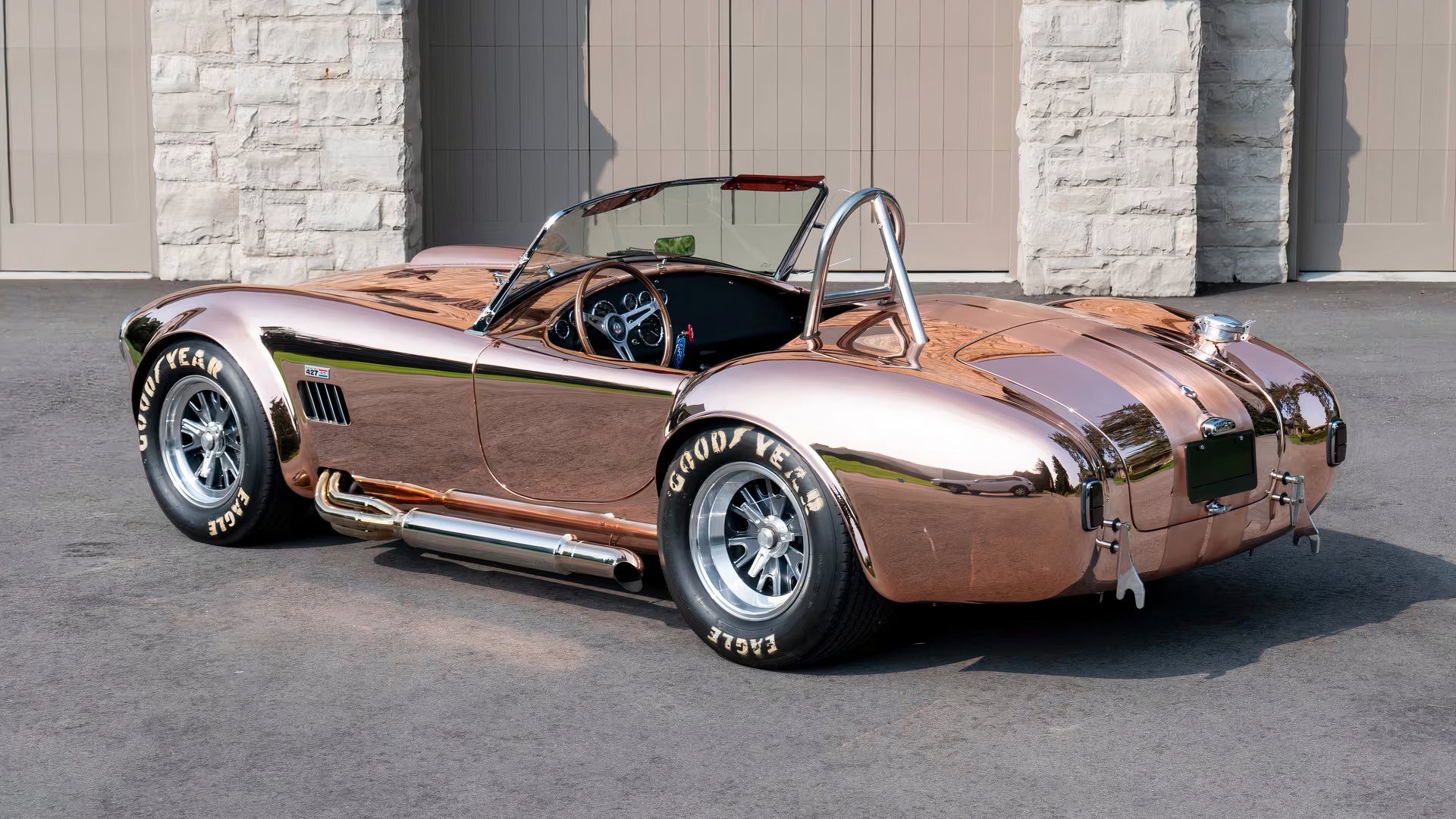 سيارة شيلبي 427 كوبرا موديل 1965، هيكل نحاسي، ربع خلفي متوقف من جهة السائق