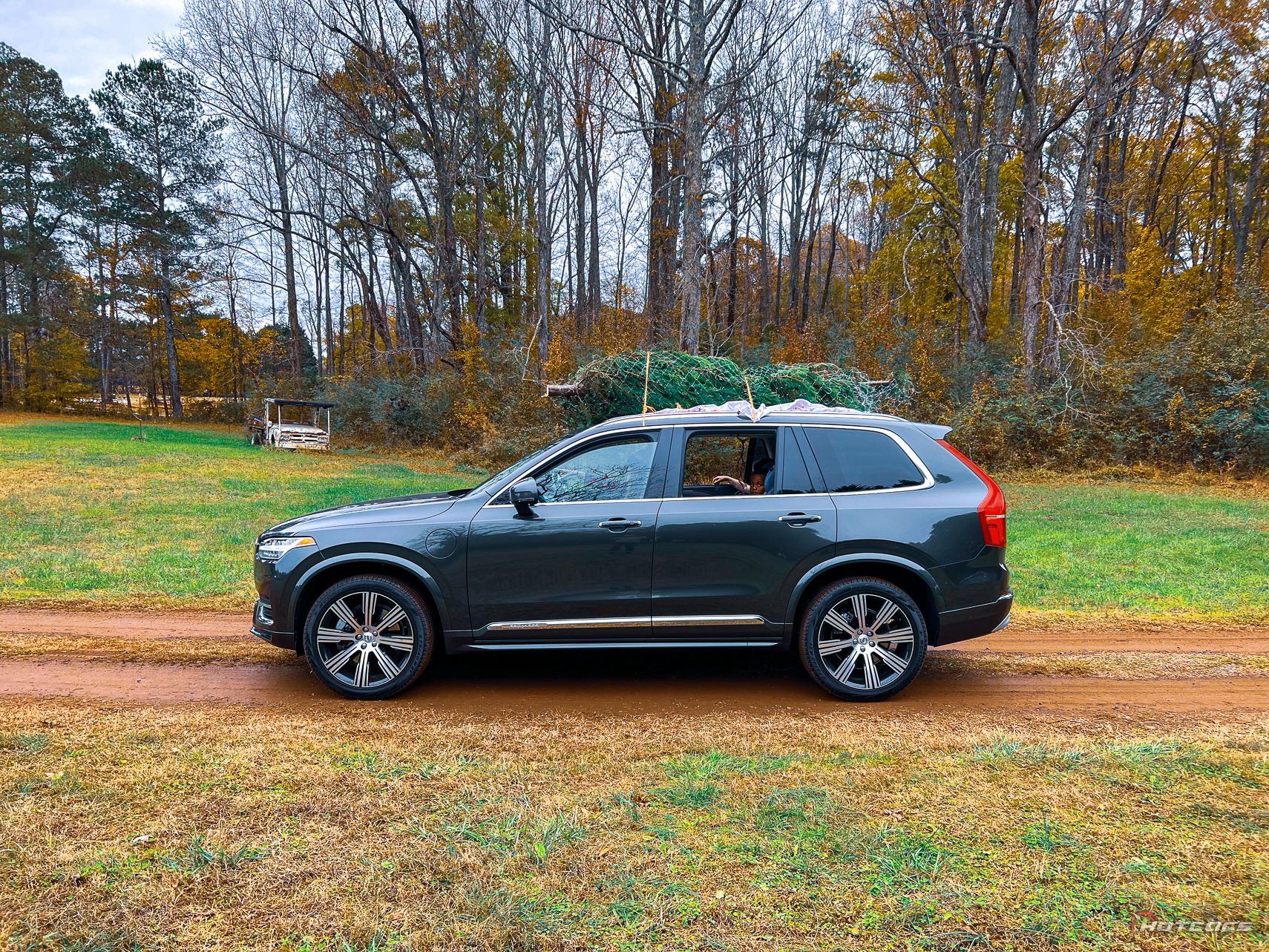 2022 Volvo XC90 Recharge Carries a Christmas Tree