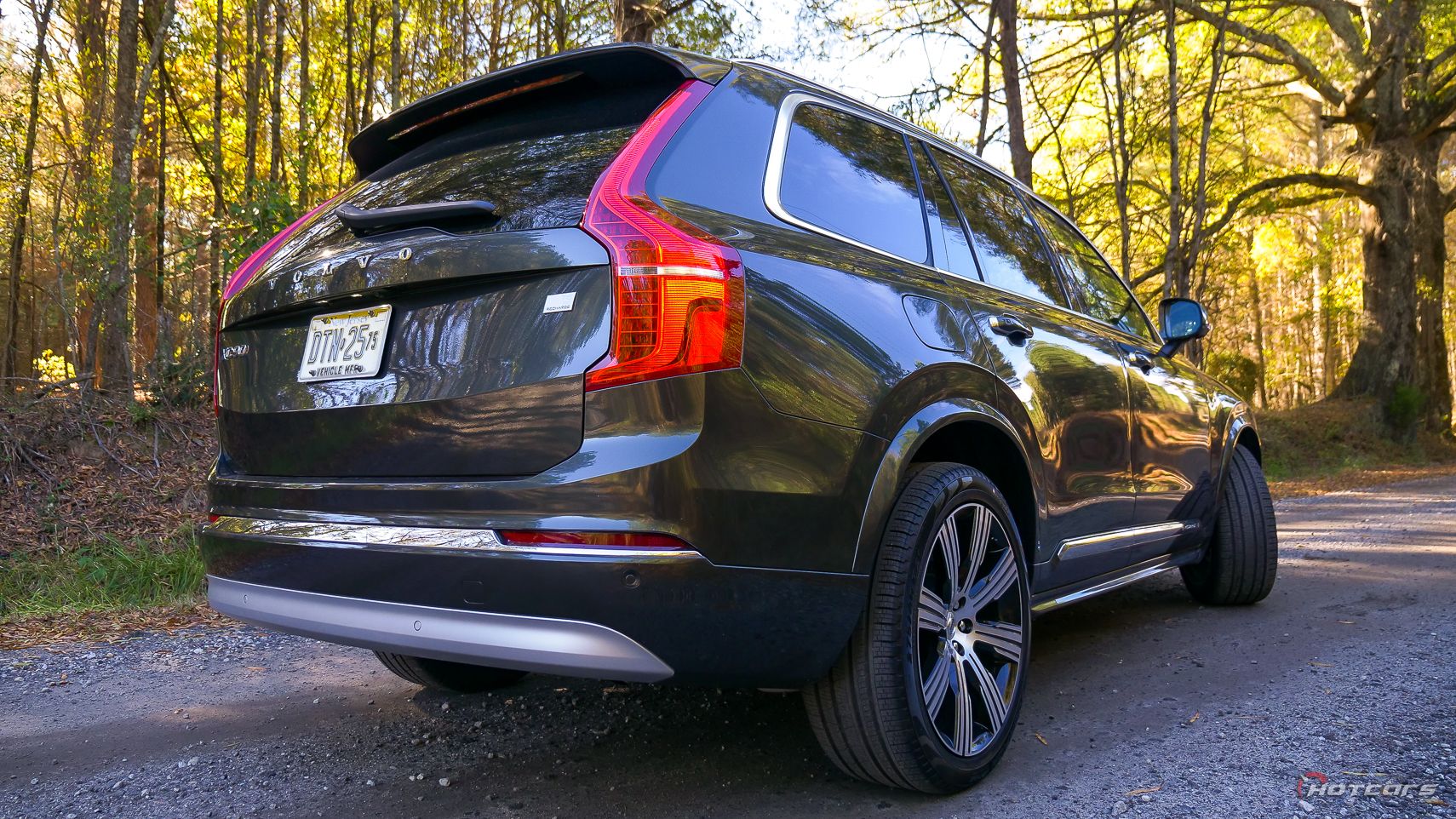 2022 Volvo XC90 Recharge Rear of vehicle in the woods 3/4