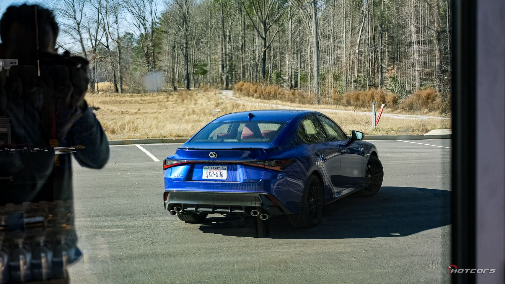 Снимок отражения Lexus IS500 F Sport 2023 года