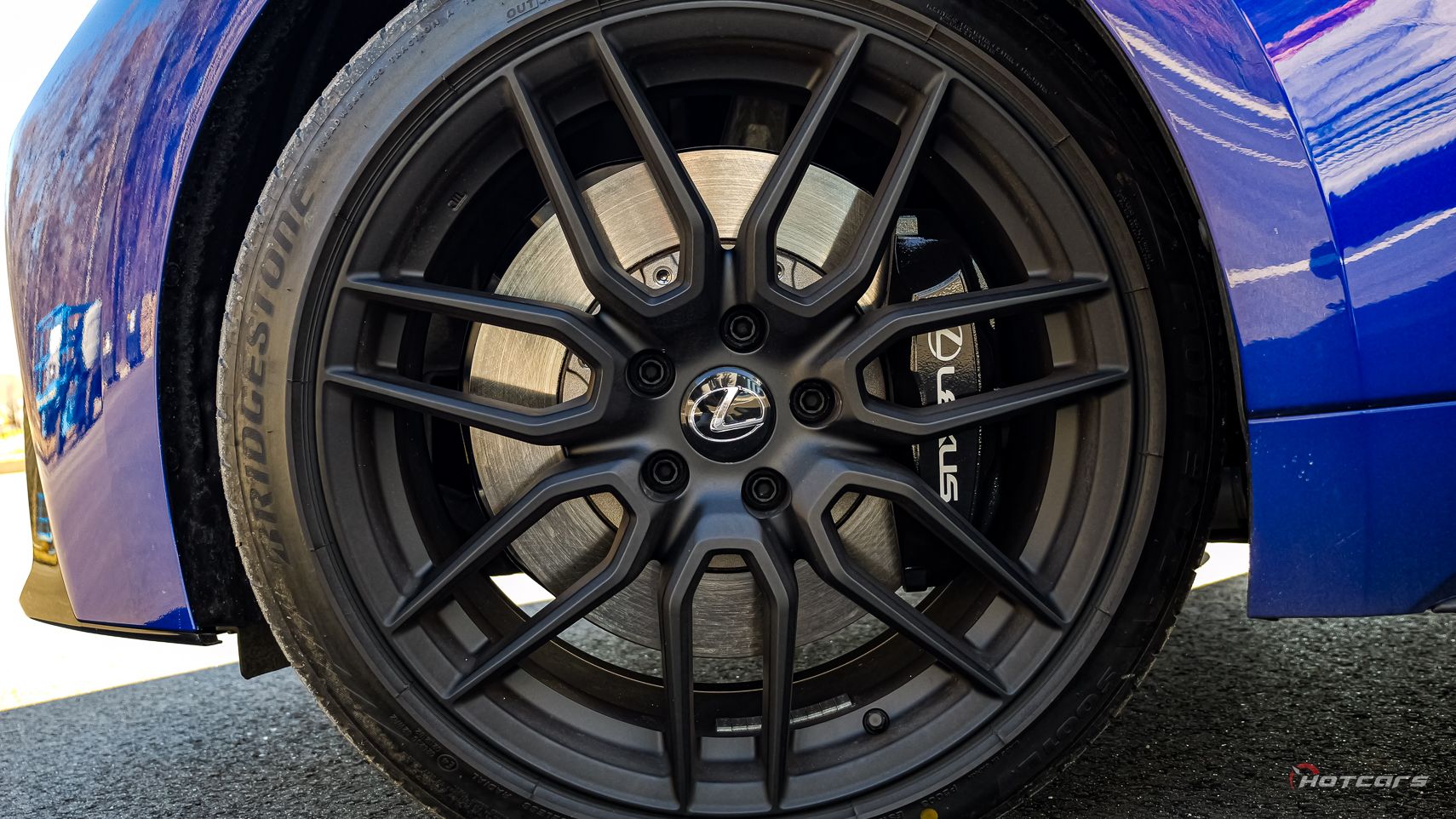 Но у нас были 19-дюймовые матовые черные кованые ролики BBS стоимостью 2450 долларов, ориентированные на производительность. Lexus и все автолюбители, если на то пошло, знают силу хорошо продуманного колеса, и мы оценили обновление.