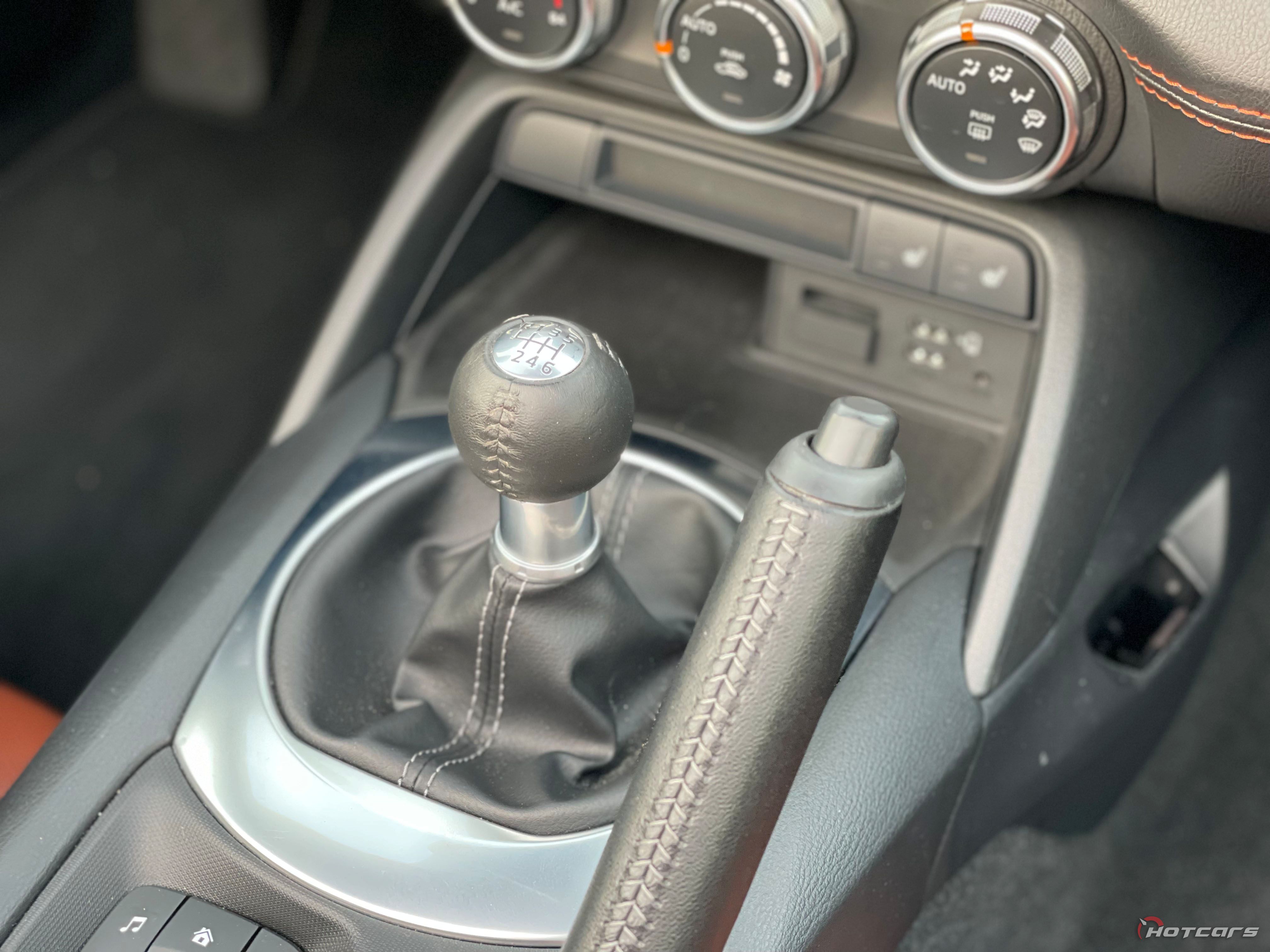 2022 Mazda MX-5 Miata Grand Touring с переключателем передач