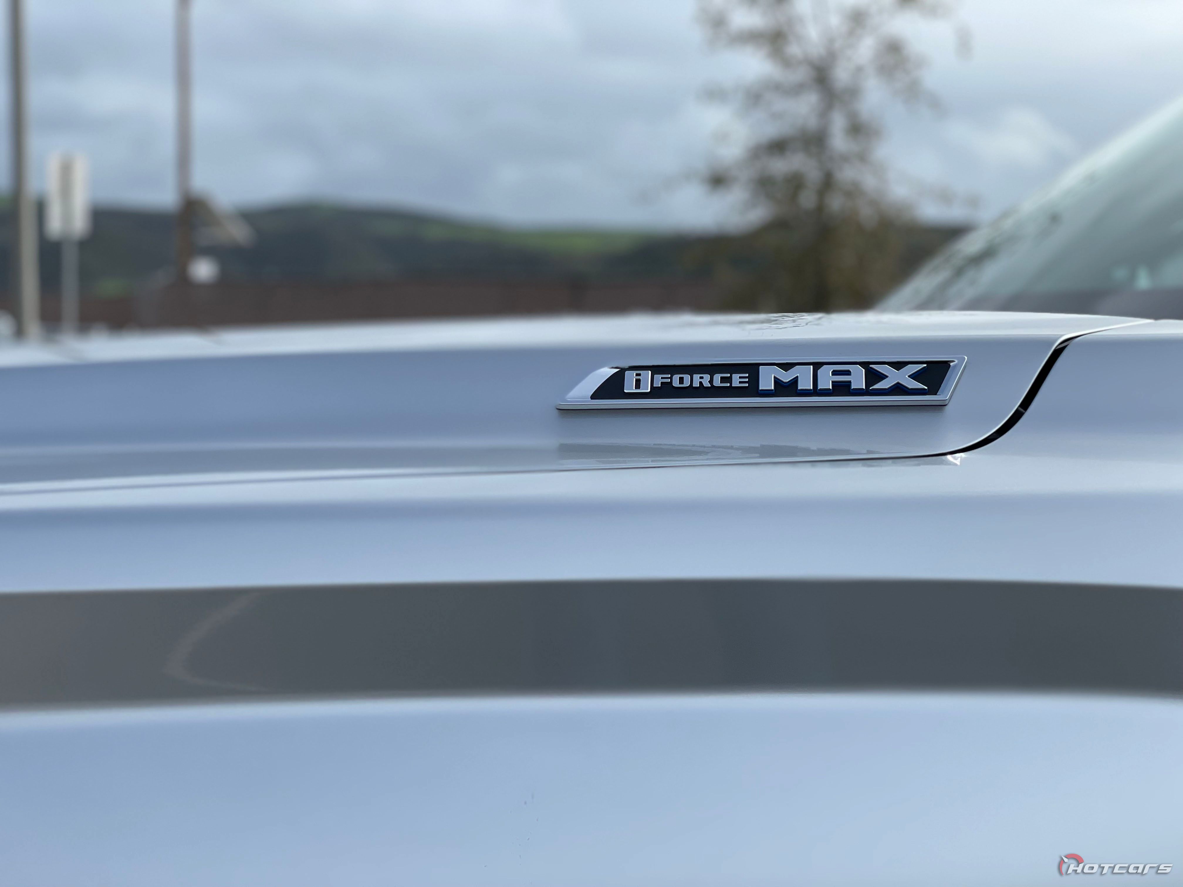 Логотип Toyota Sequoia Platinum i-Force Max 2023 года