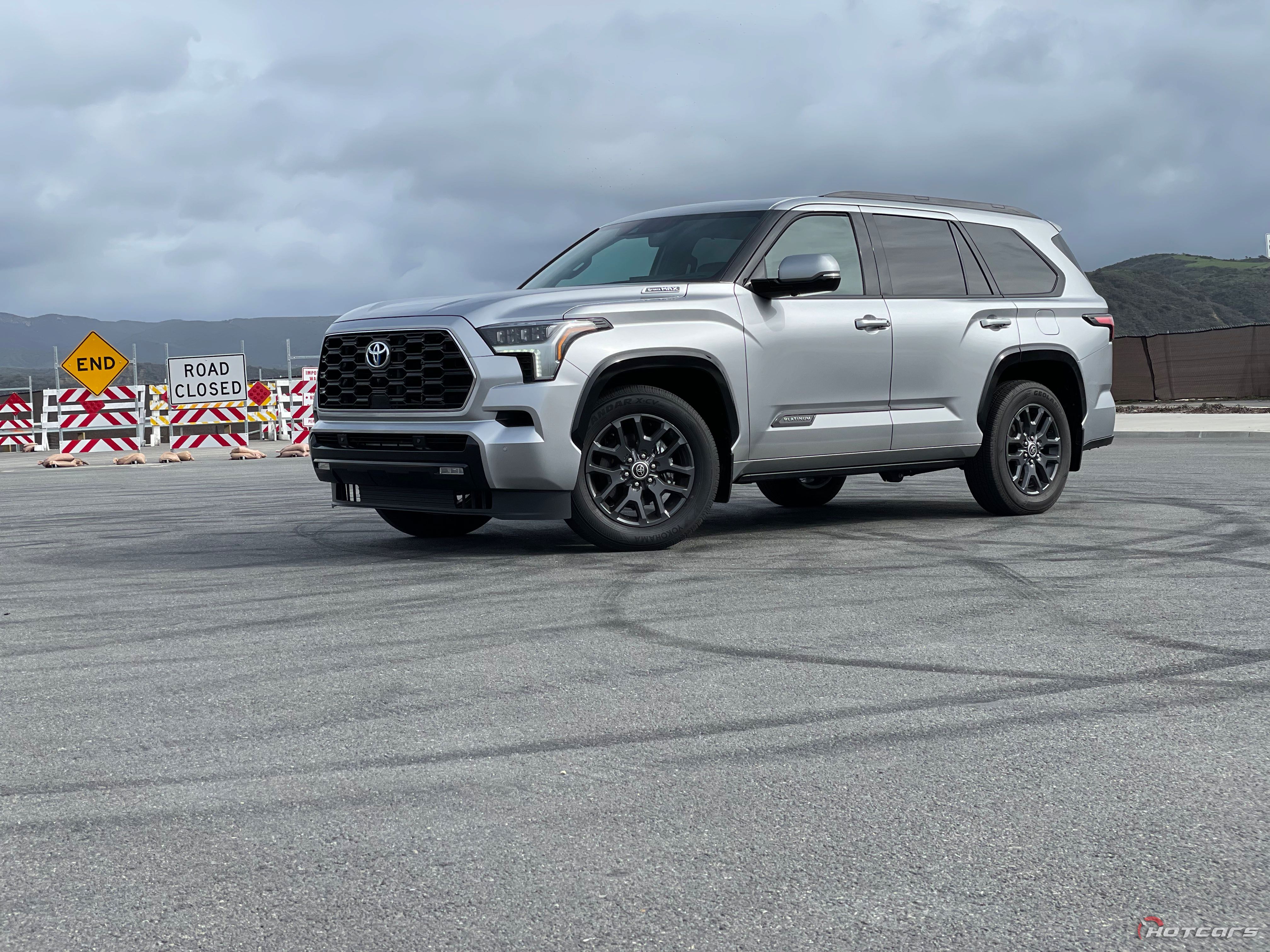 Передний снимок Toyota Sequoia Platinum 2023 года