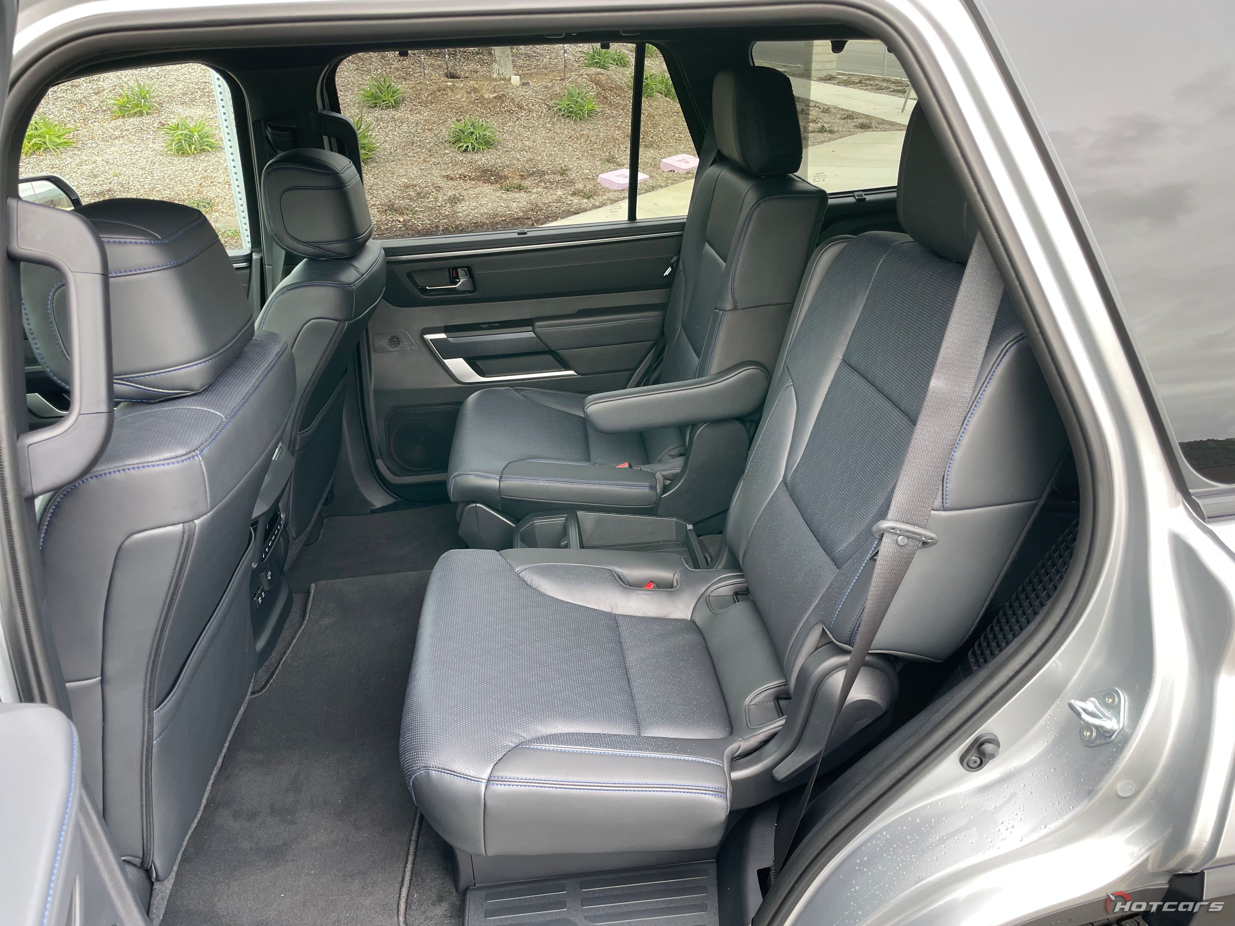 Пилотные сиденья второго ряда Toyota Sequoia Platinum 2023 года