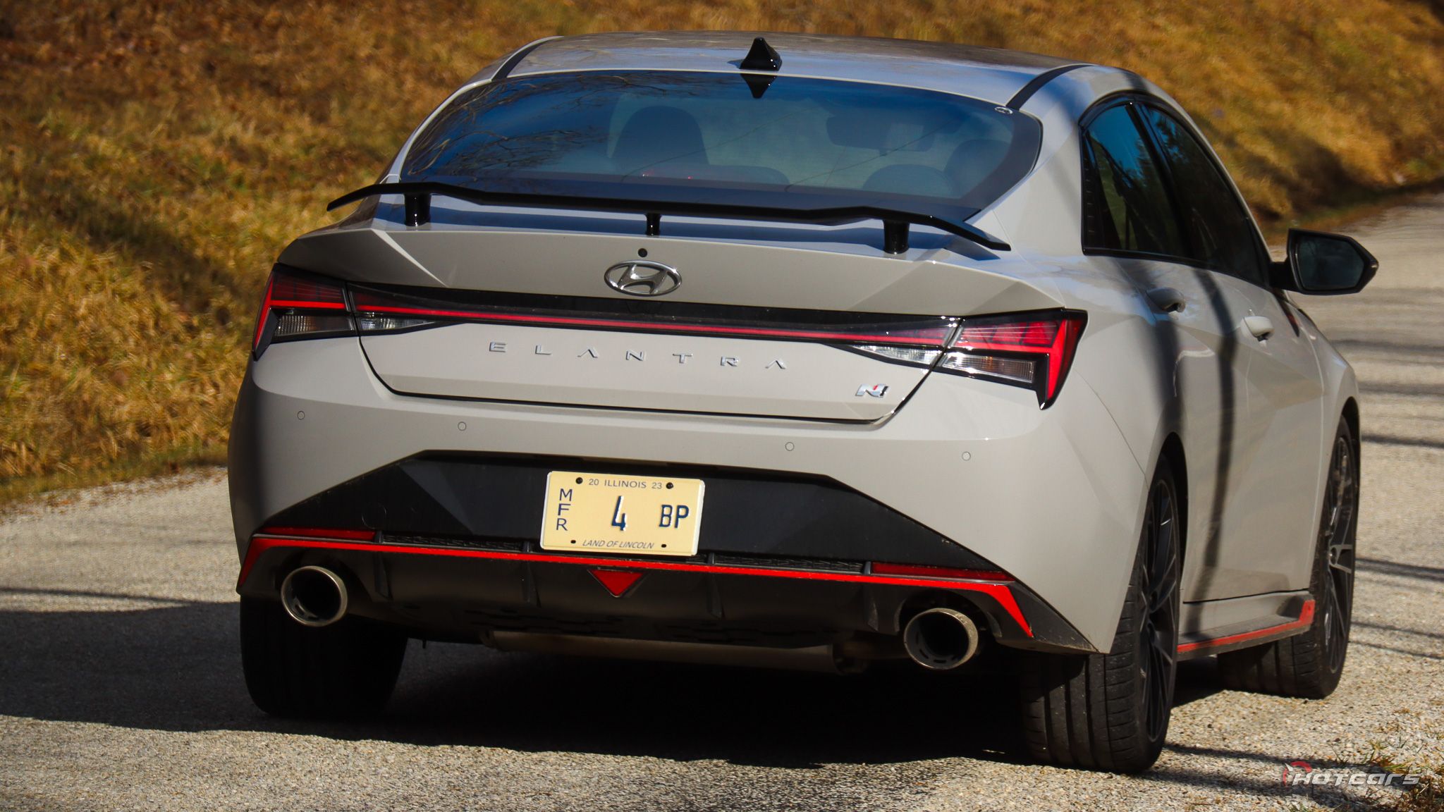 Hyundai Elantra N 2023 года выпуска припаркован сзади