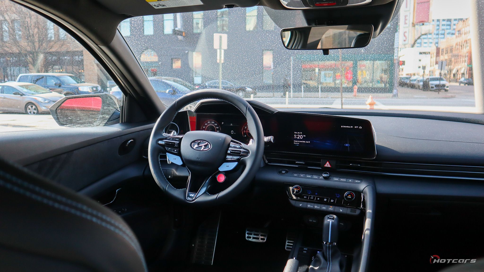 Hyundai Elantra N 2023 года выпуска, припаркованный сзади через плечо