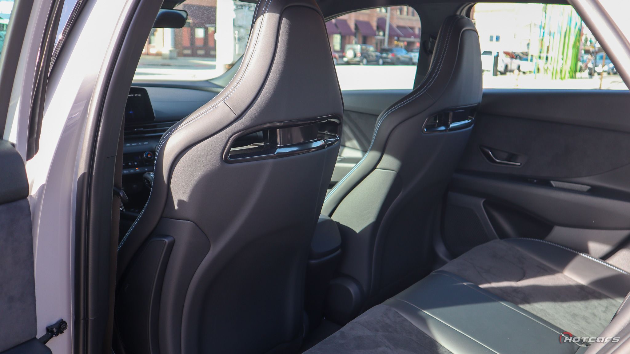 Hyundai Elantra 2023 года выпуска - спинки передних сидений и пространство для ног