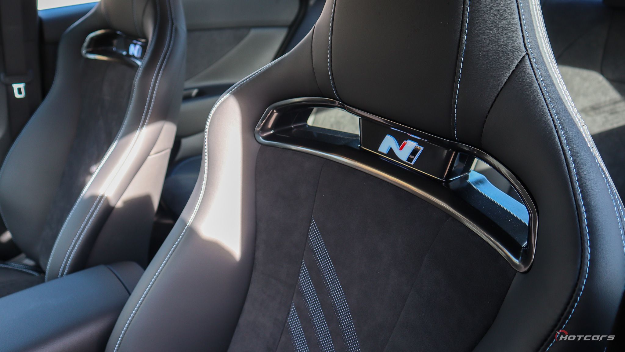 Передние сиденья Hyundai Elantra 2023 года выпуска с логотипом N