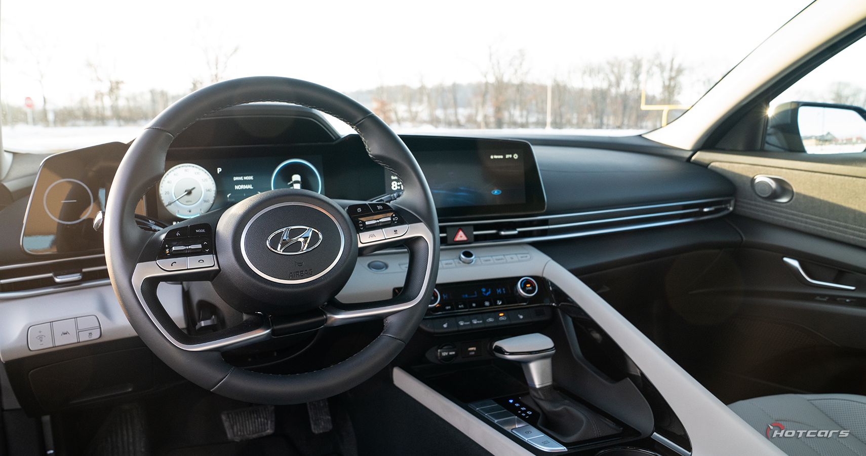 Интерьер Hyundai Elantra Limited 2023 года