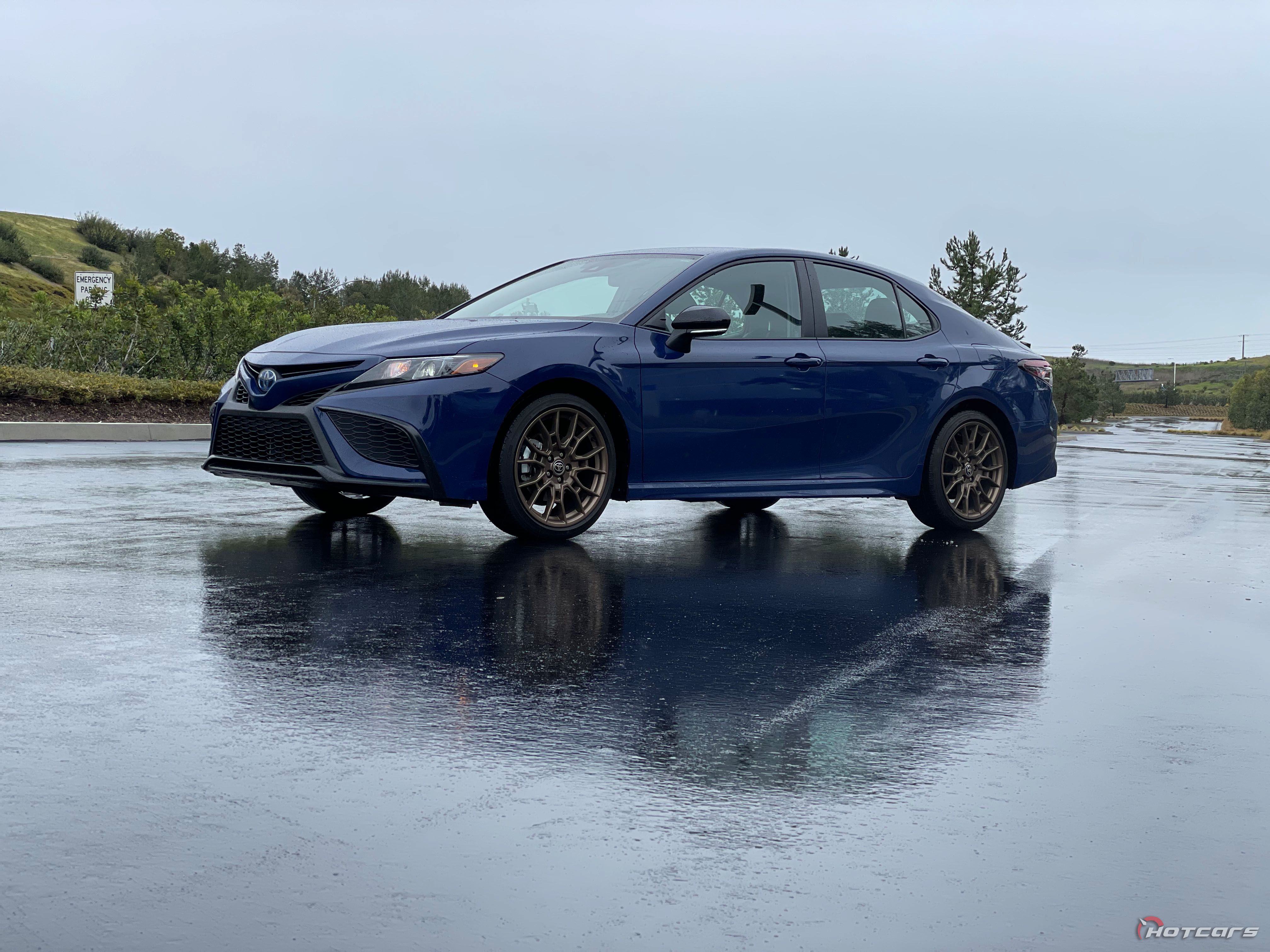 Toyota Camry SE Hybrid Nightshade 2023 спереди