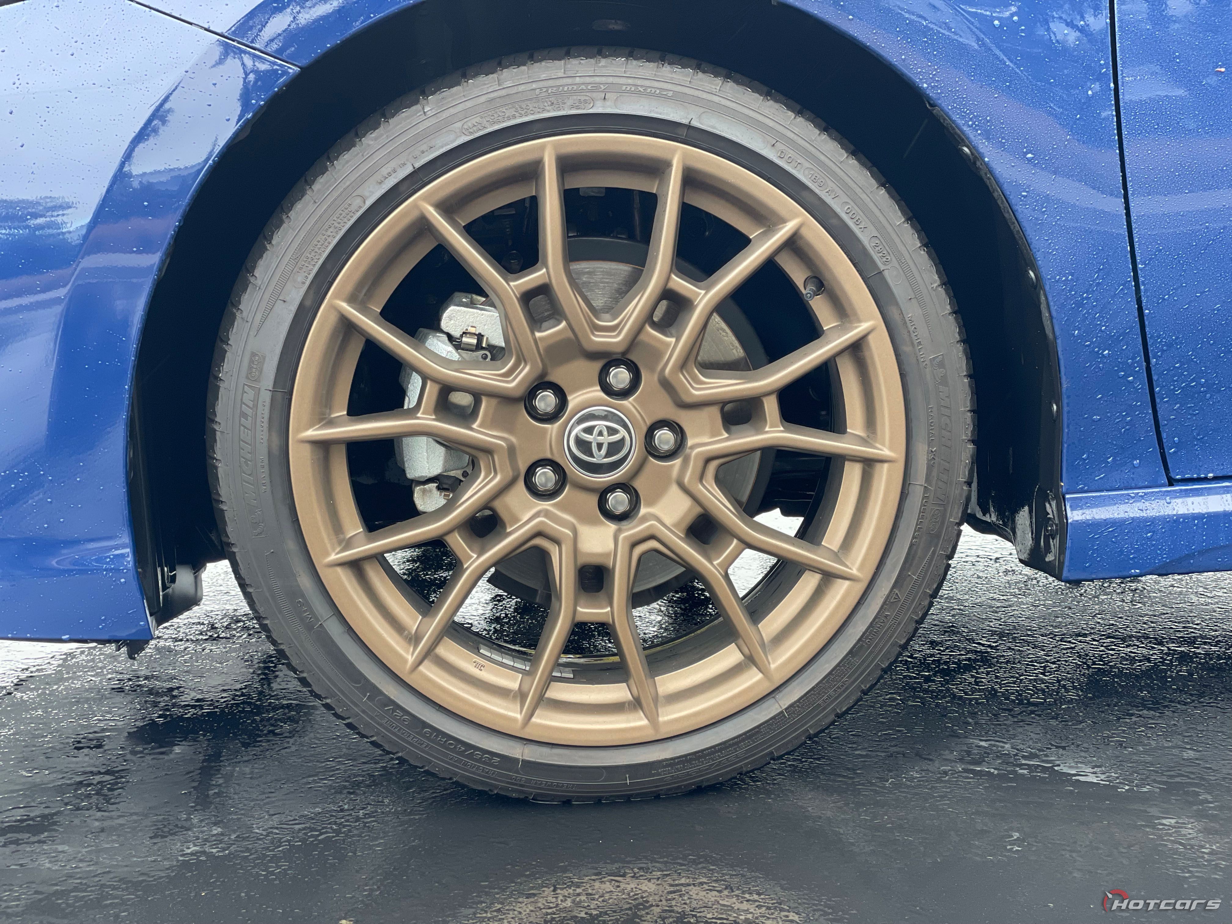 Бронзовое колесо Toyota Camry SE Hybrid Nightshade 2023